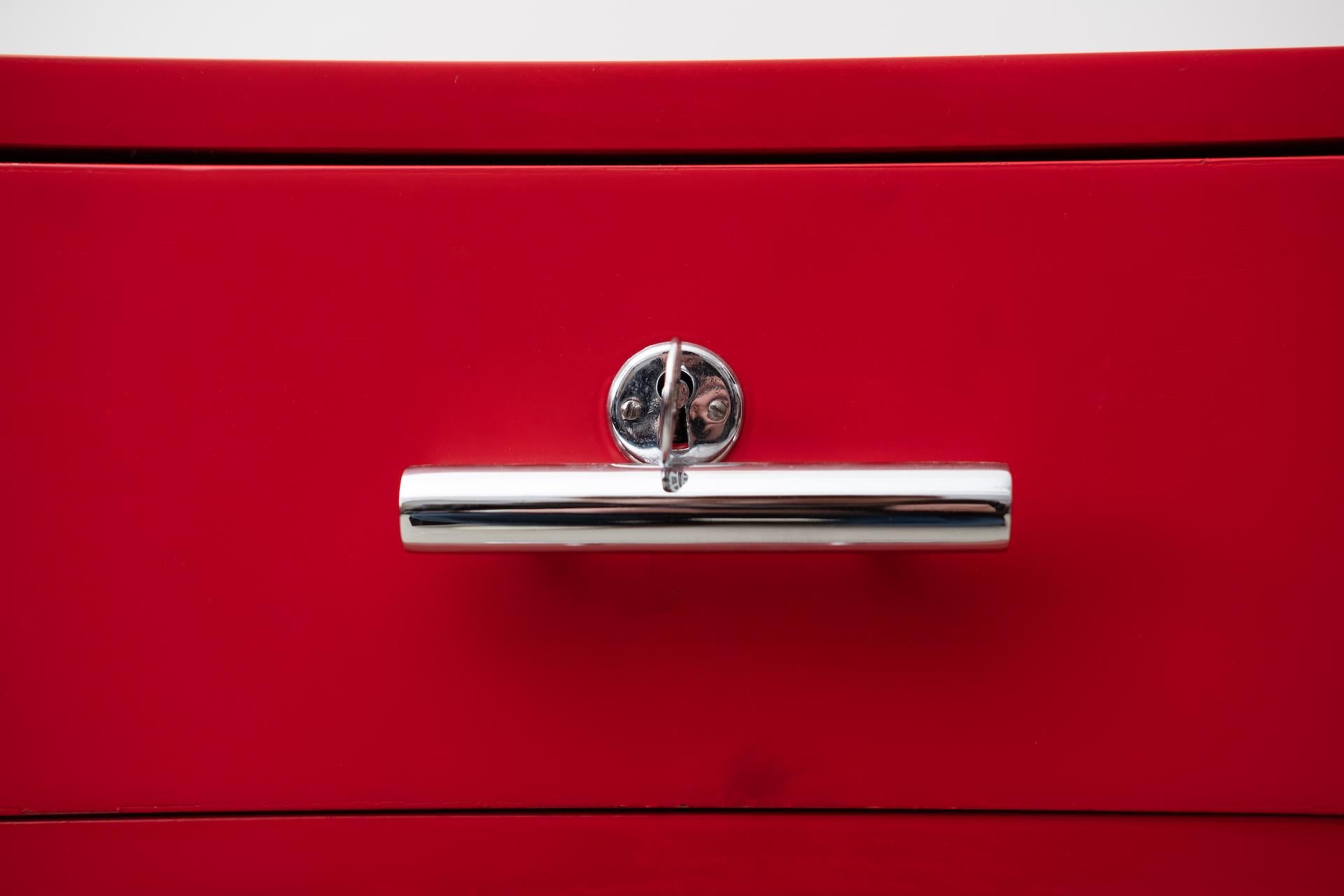 Mid-20th Century Original Bauhaus steelpipe-commode in red from Mücke Melder (CZK, around 1930) For Sale