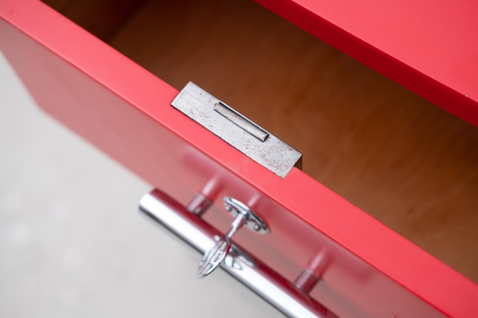 Original Bauhaus steelpipe-commode in red from Mücke Melder (CZK, around 1930) For Sale 1