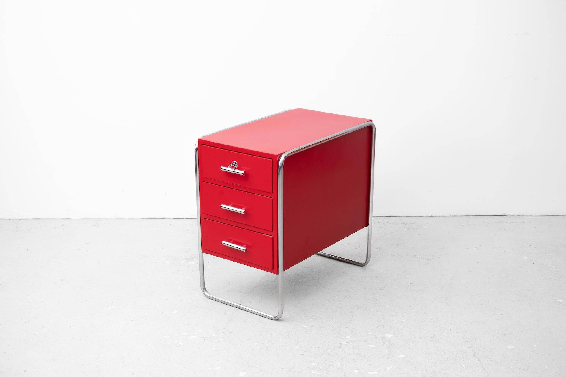 Original Bauhaus steelpipe-commode in red from Mücke Melder (CZK, around 1930) For Sale 2