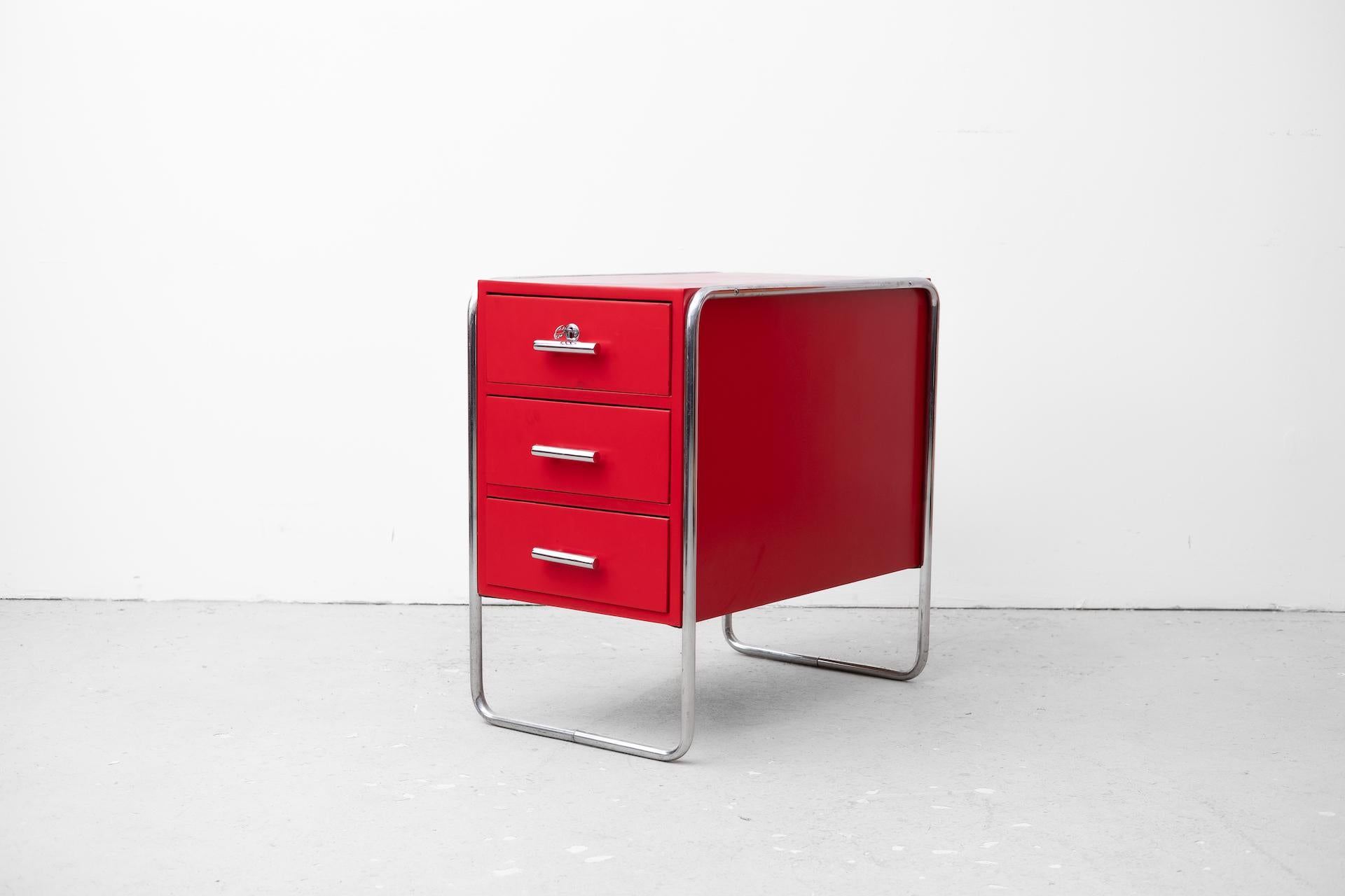 Original Bauhaus steelpipe-commode in red from Mücke Melder (CZK, around 1930) For Sale 3