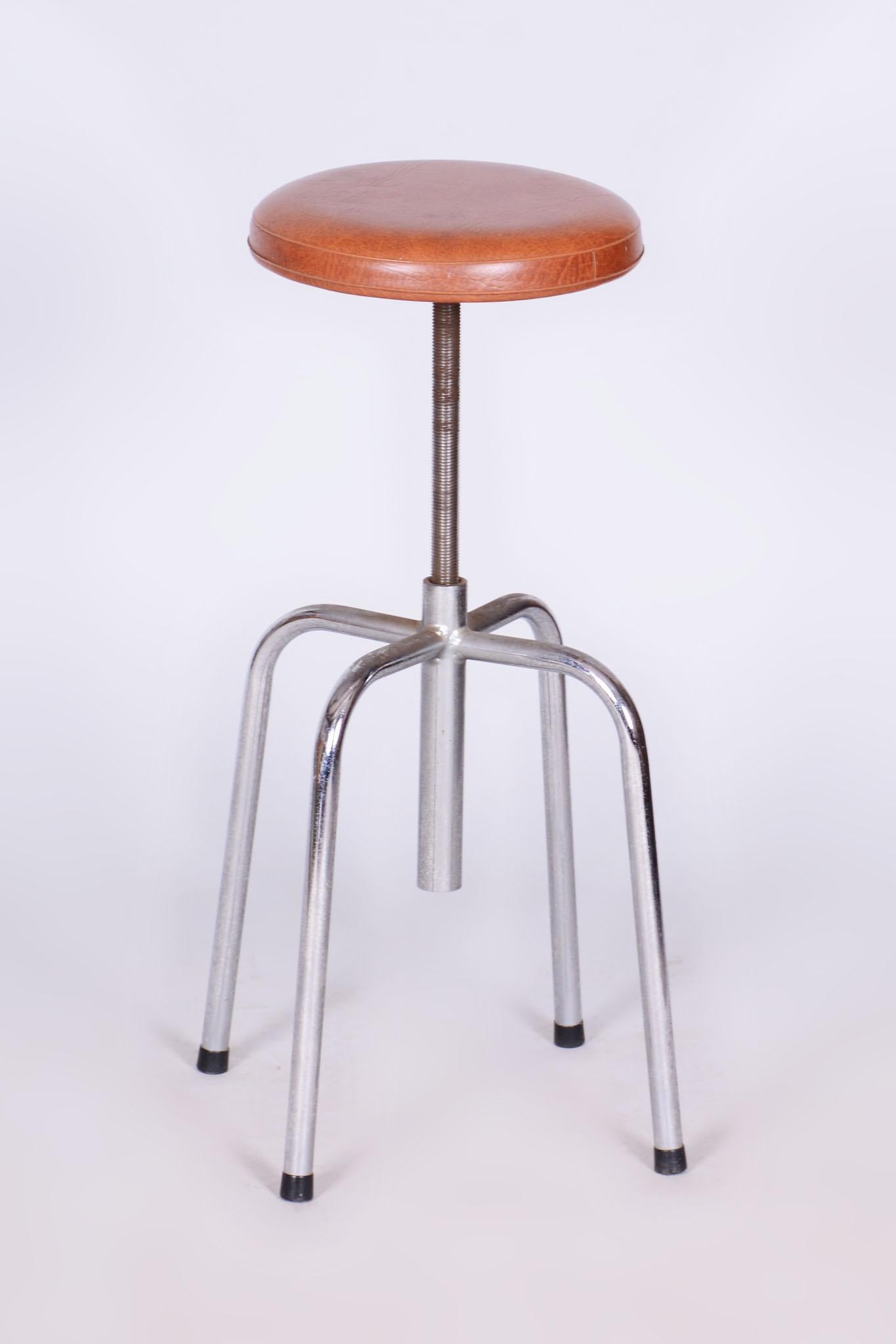 Dimensions :
Hauteur Maximum : 75 cm (29.5 in)
Hauteur minimale : 50 cm (19.7 in)
Diamètre : 44 cm (17.3 in)

Cet élégant tabouret de piano pivotant Bauhaus provient de Tchécoslovaquie et date du milieu du XXe siècle. Il est fabriqué en tube d'acier
