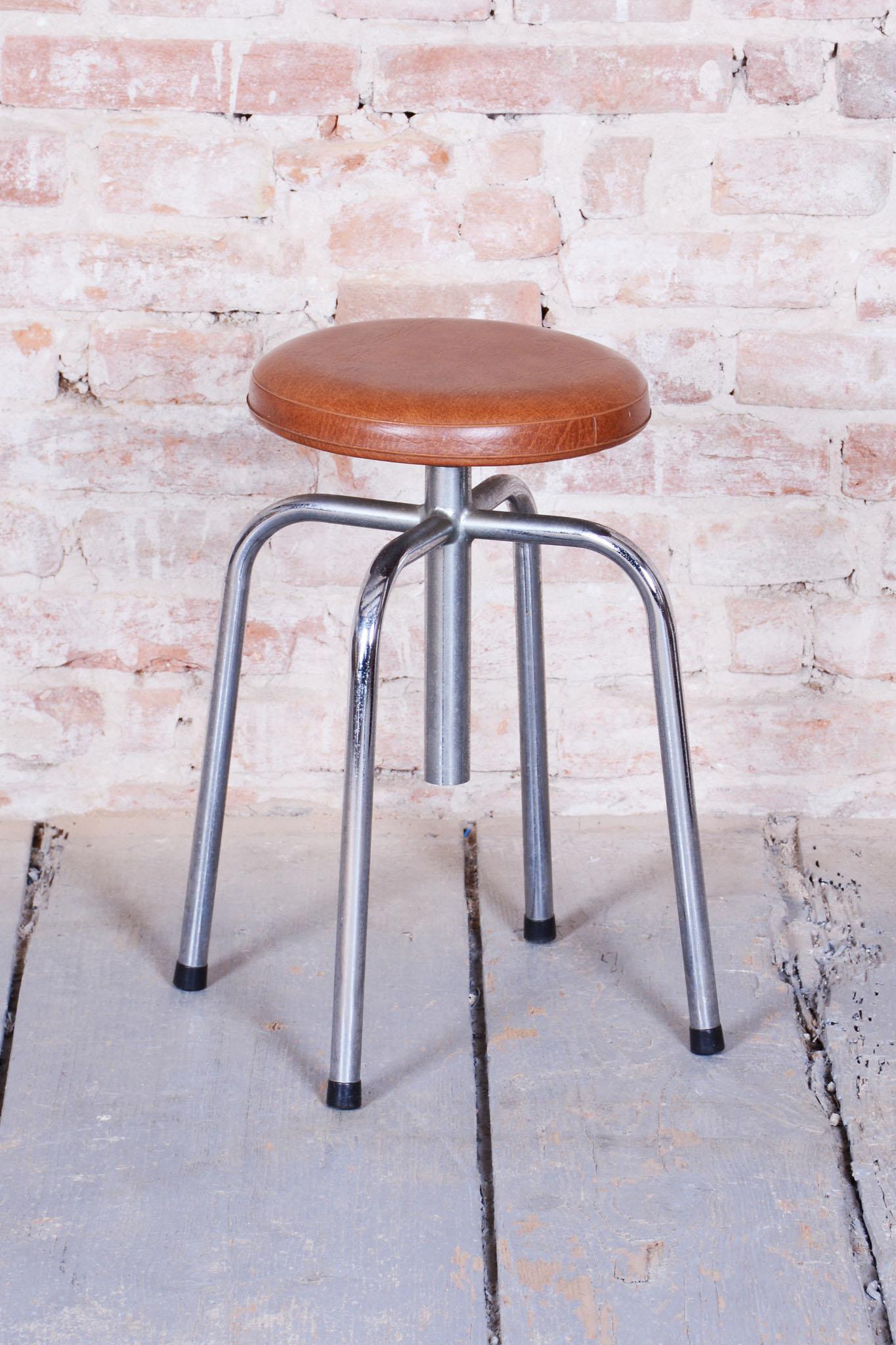 Tchèque Chaise pivotante originale Bauhaus, acier chromé, simili-cuir, tchèque, années 1950 en vente