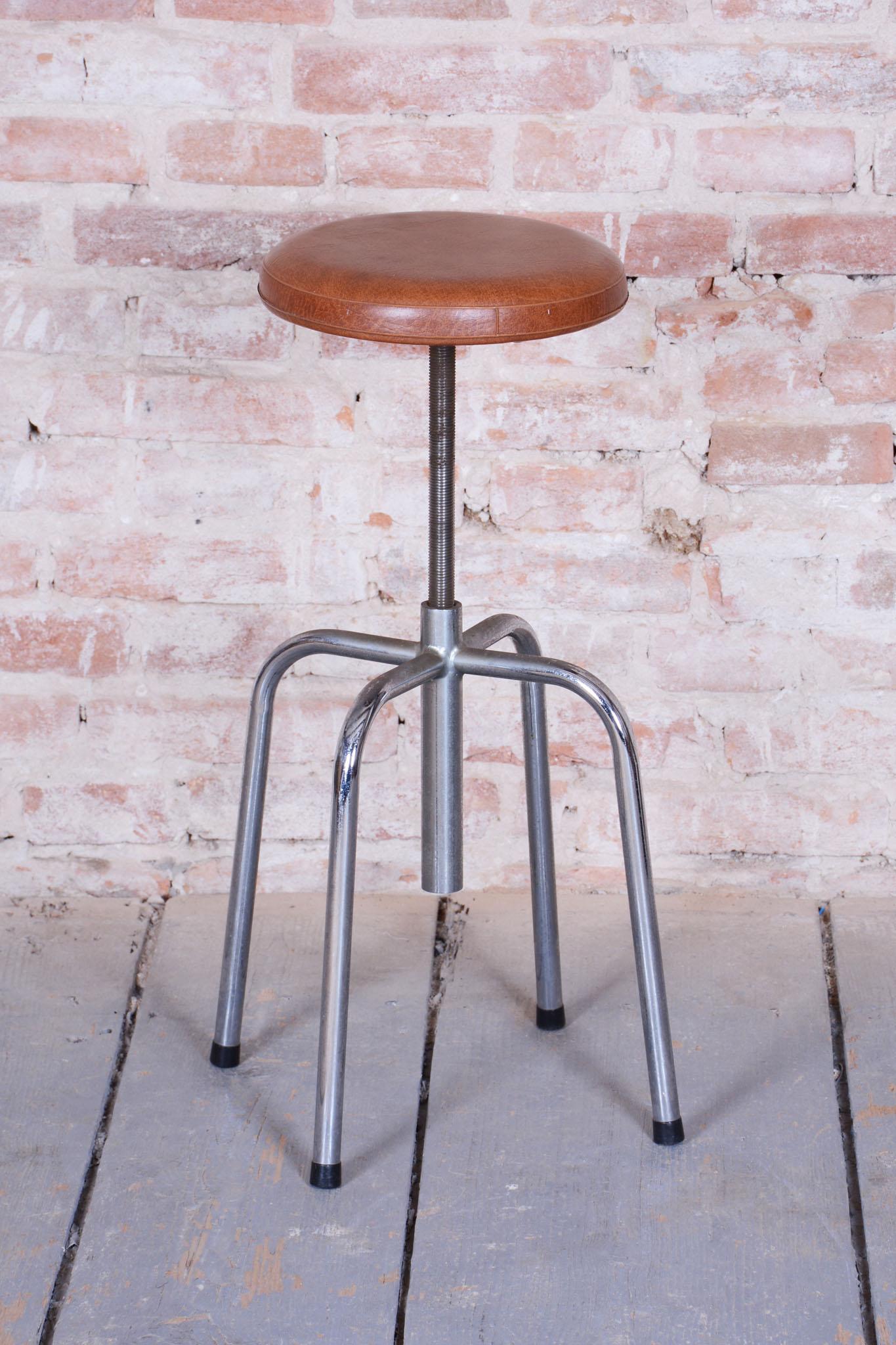 Milieu du XXe siècle Chaise pivotante originale Bauhaus, acier chromé, simili-cuir, tchèque, années 1950 en vente