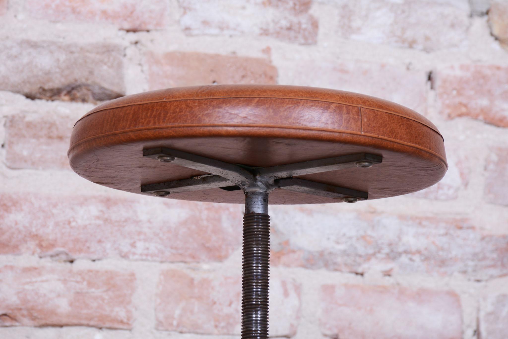 Chaise pivotante originale Bauhaus, acier chromé, simili-cuir, tchèque, années 1950 en vente 1