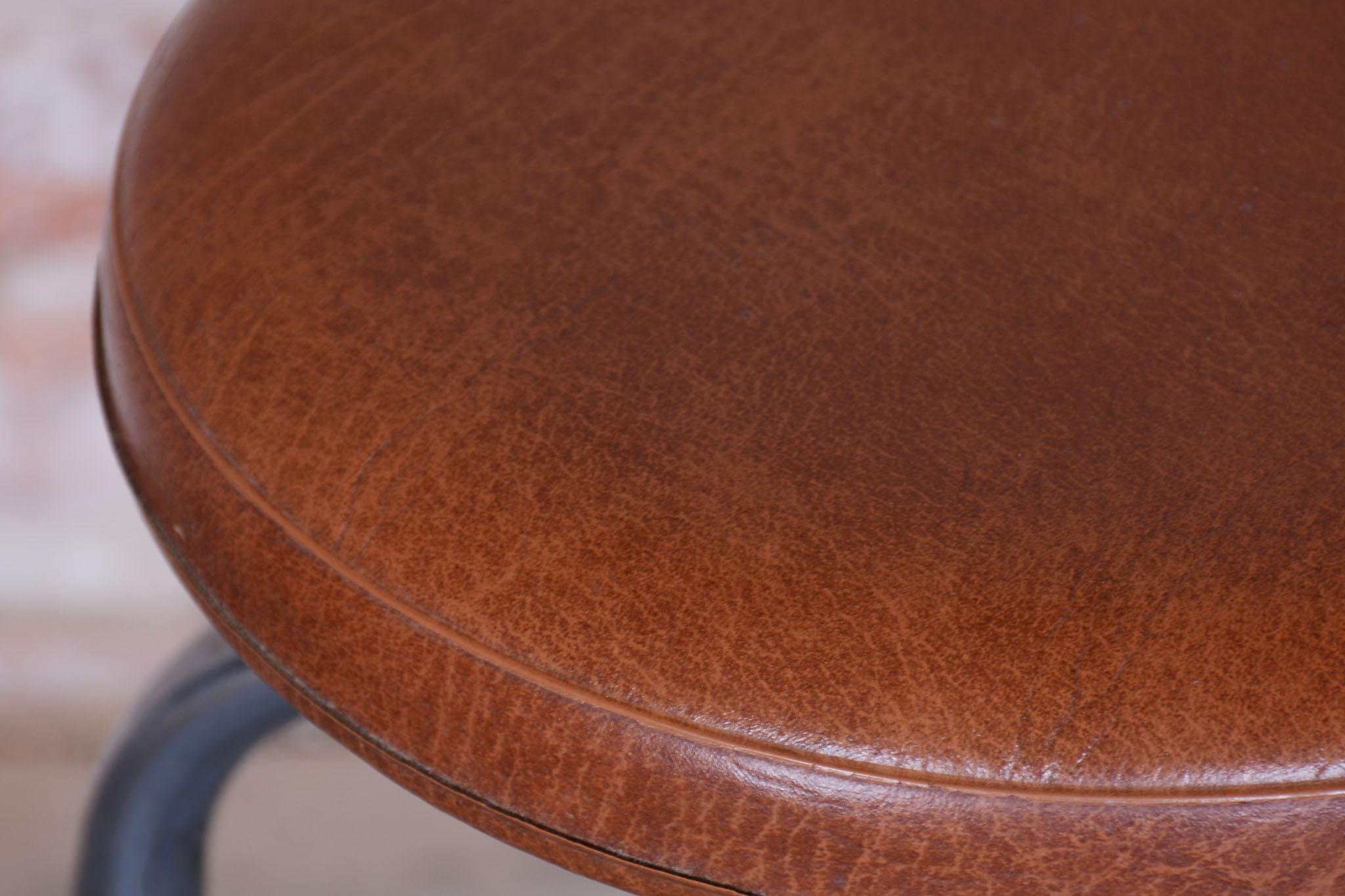 Chaise pivotante originale Bauhaus, acier chromé, simili-cuir, tchèque, années 1950 en vente 2