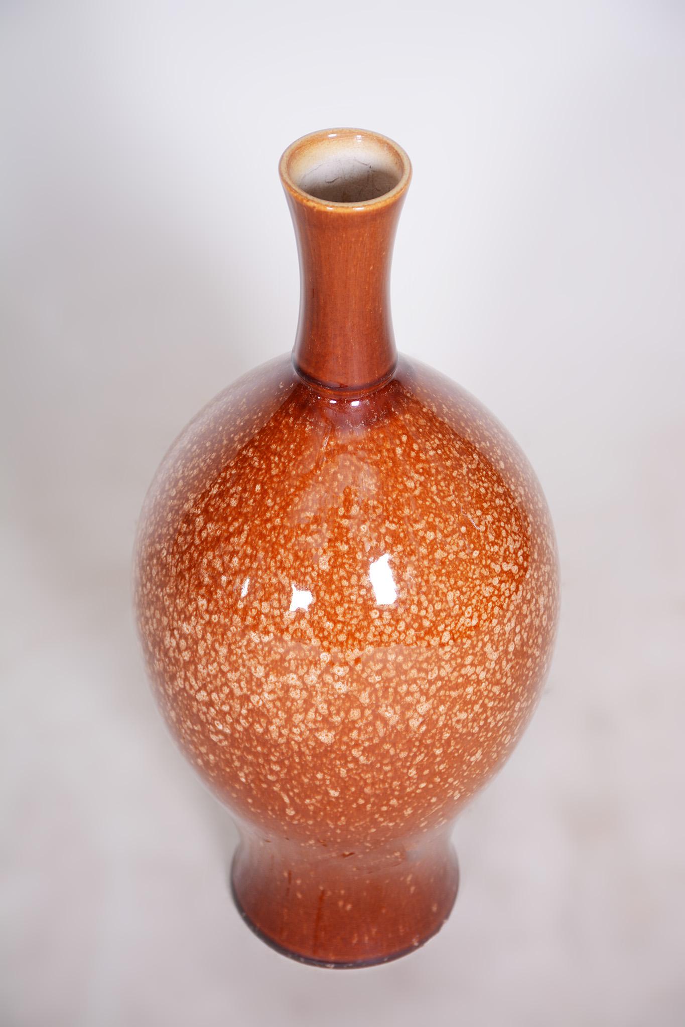 Original Bauhaus Vase, Glazed Ceramics, Well-Preserved Condition, Czechia, 1950s In Good Condition For Sale In Horomerice, CZ