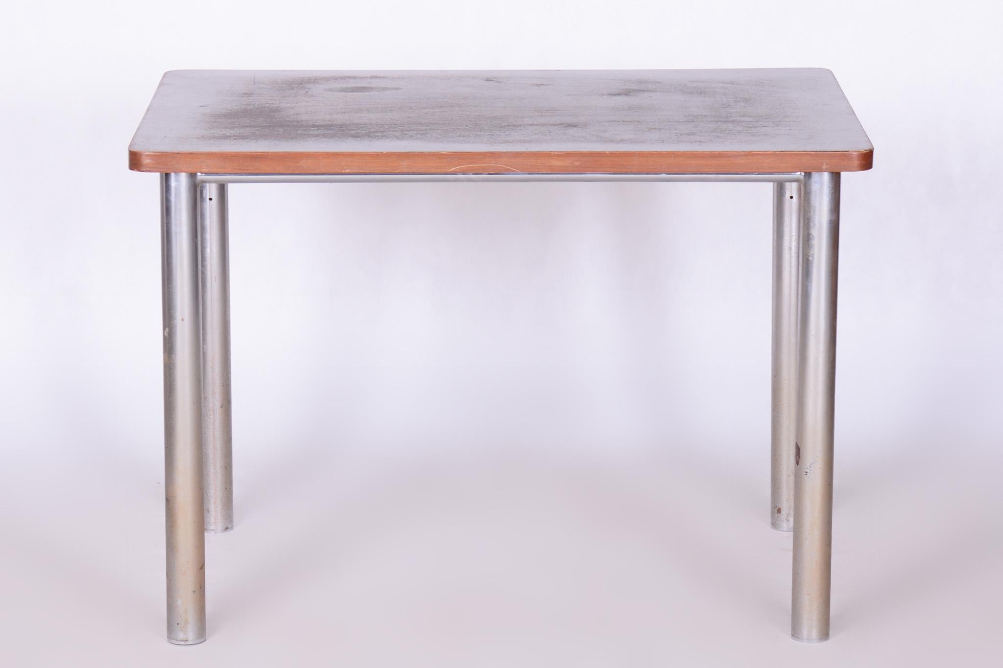 Original Bauhaus-Tisch

Zeitraum: 1930-1939
Quelle: Tschechische Republik
MATERIAL: Verchromter Stahl, Walnuss, poliert 

Gut erhaltener Originalzustand.

Der Artikel befindet sich in einem tadellosen Originalzustand, wurde professionell gereinigt