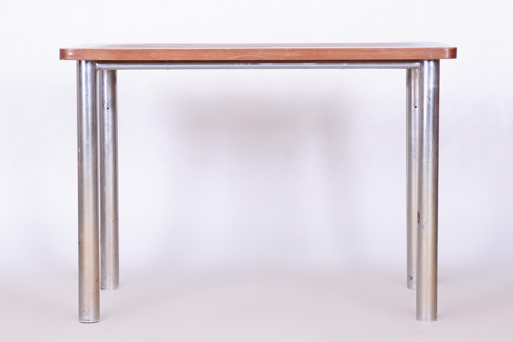 Originaler Bauhaus-Tisch aus Nussbaumholz, Originalzustand, neu restauriert, polnisch, tschechisch, 1930er Jahre (Tschechisch)