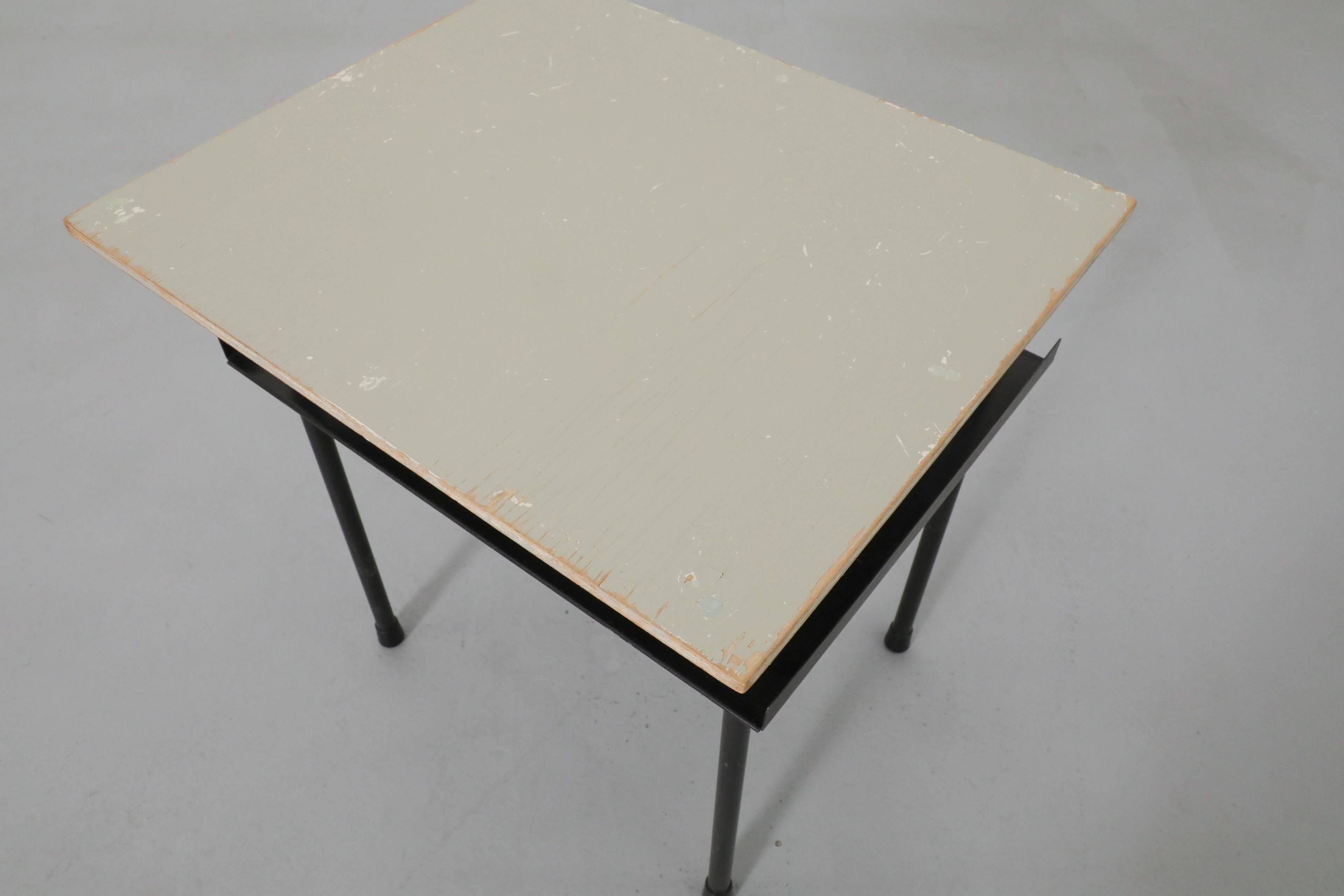 Table d'appoint ou de chevet originale du Bauhaus Wim Rietveld en vente 3