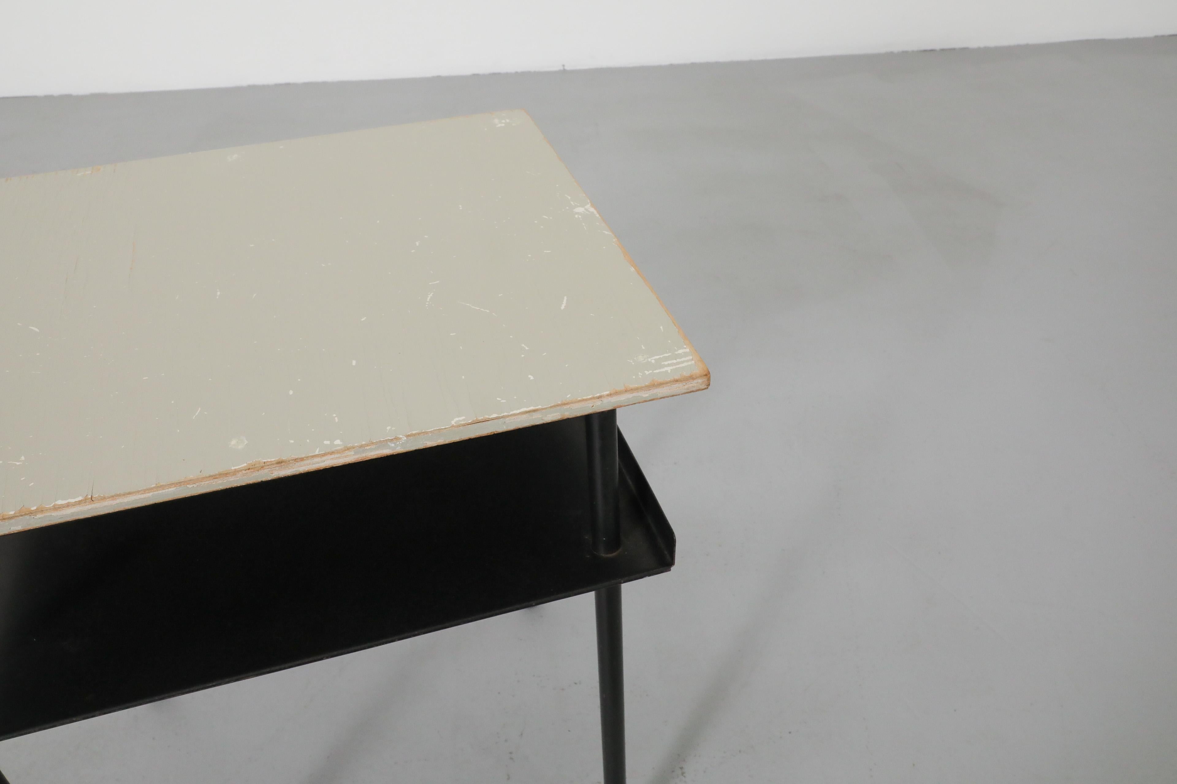 Table d'appoint ou de chevet originale du Bauhaus Wim Rietveld en vente 4