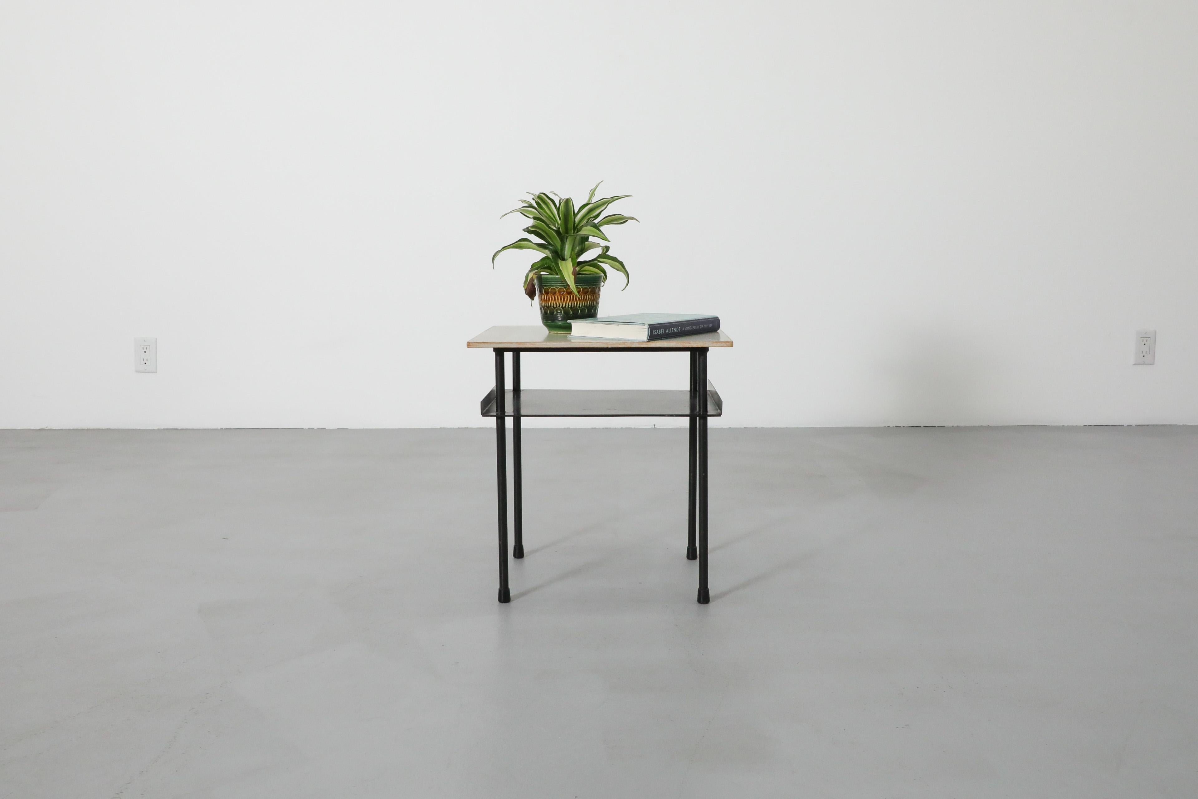Original Wim Rietveld Beistelltisch mit grauer Sperrholzplatte, schwarz emaillierten Rohrbeinen und Blechablage mit gebogenen Kanten. Modernes Design der Jahrhundertmitte gepaart mit einer neutralen Farbgebung. Originaler Zustand mit sichtbaren