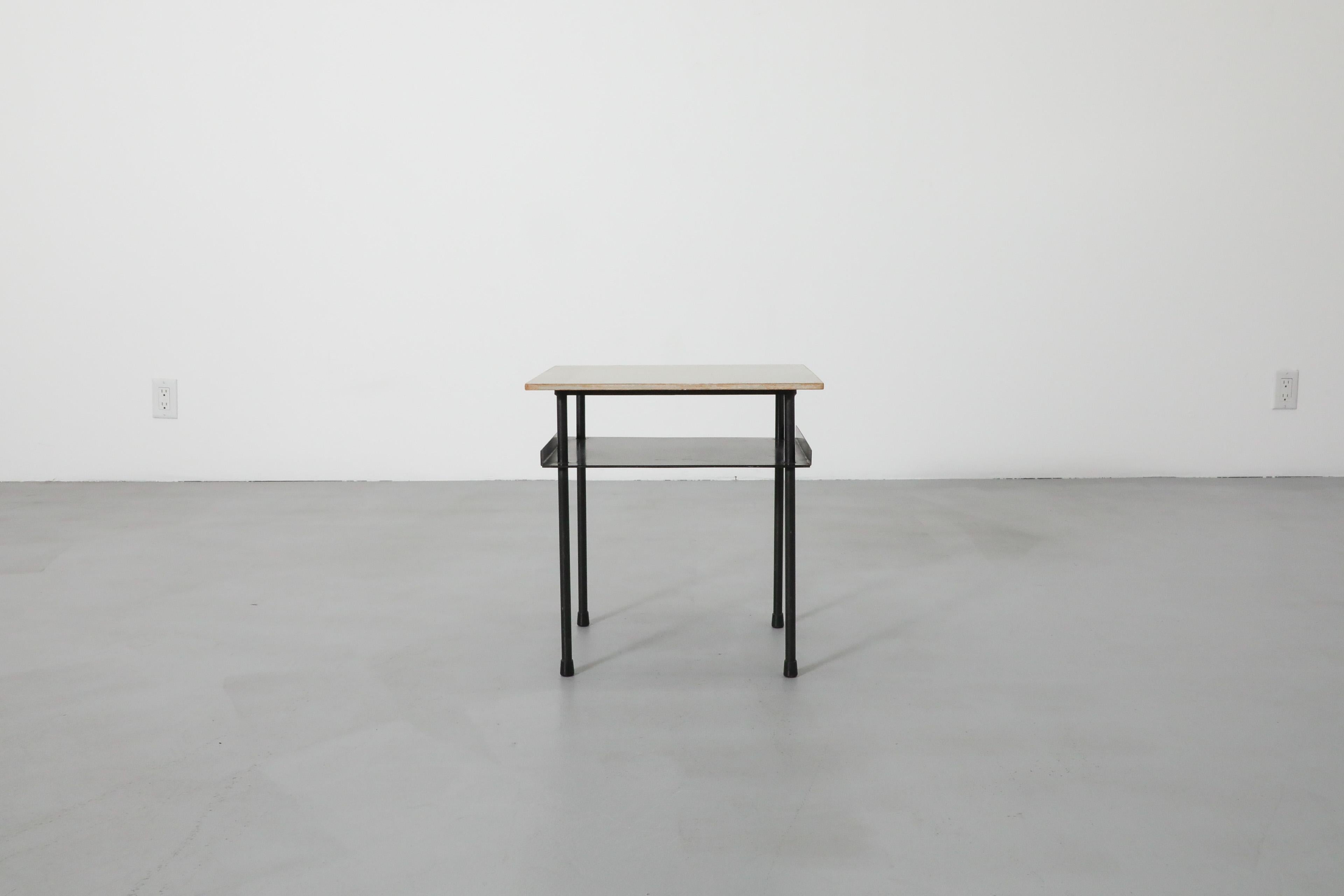 Original Bauhaus Stil Wim Rietveld Beistelltisch oder Night Stand (Moderne der Mitte des Jahrhunderts) im Angebot