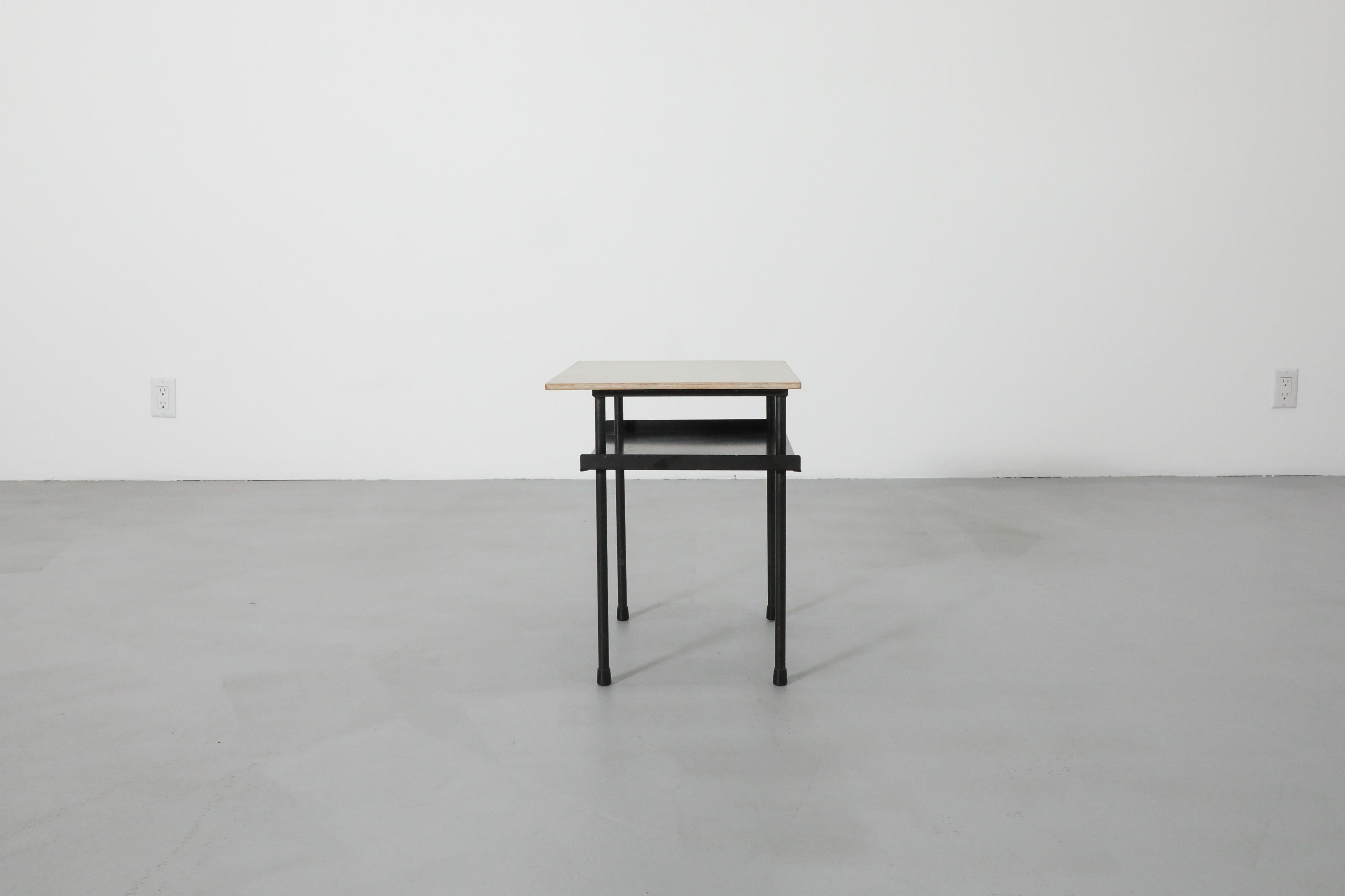 Émaillé Table d'appoint ou de chevet originale du Bauhaus Wim Rietveld en vente
