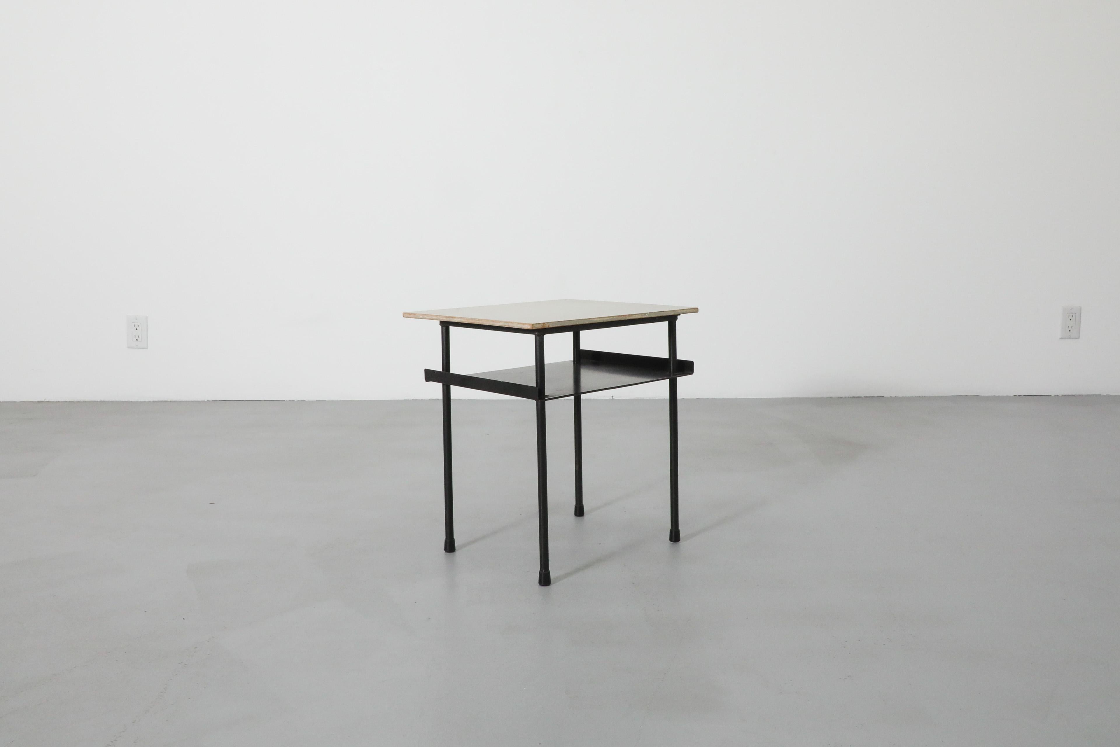Table d'appoint ou de chevet originale du Bauhaus Wim Rietveld Bon état - En vente à Los Angeles, CA