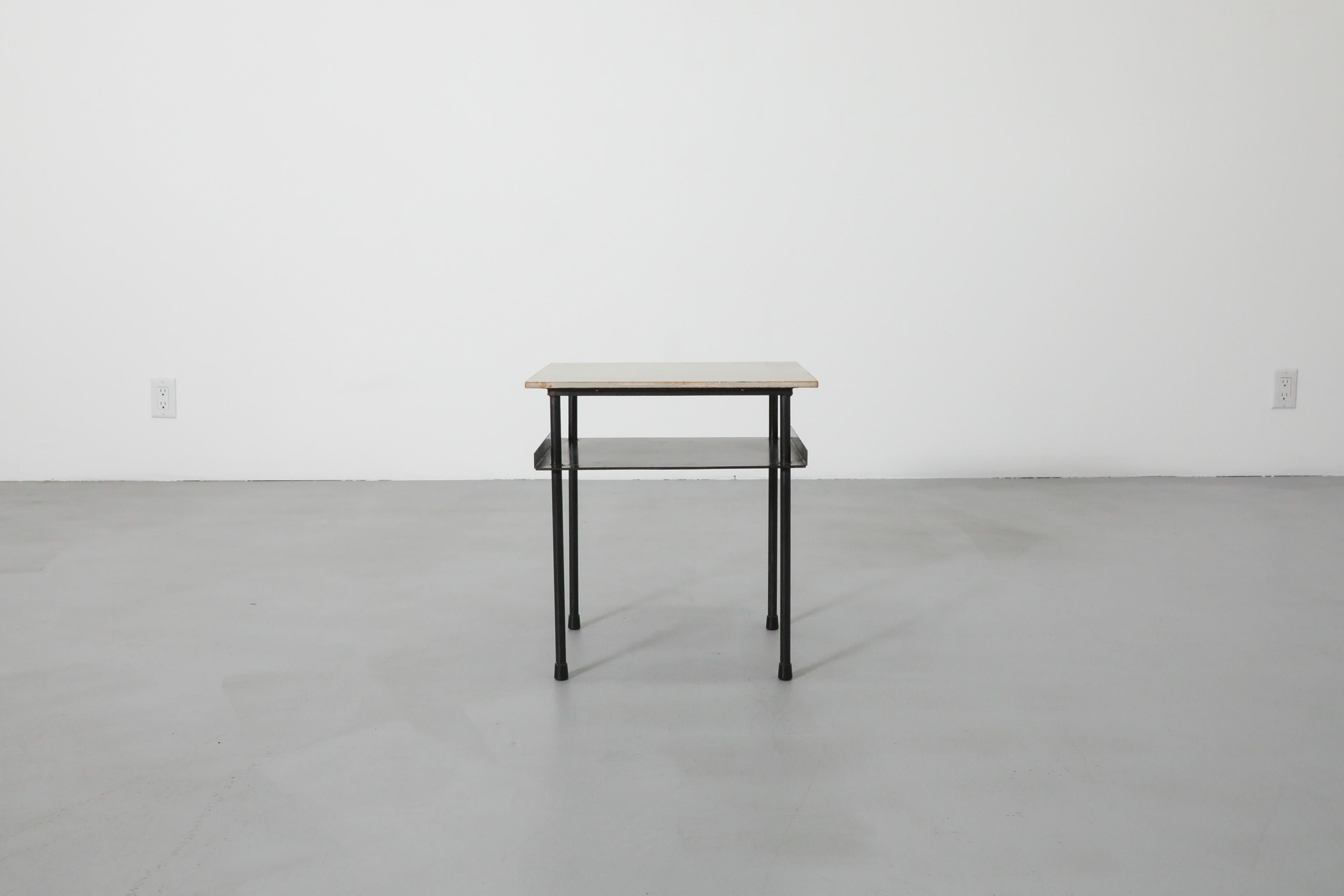 Milieu du XXe siècle Table d'appoint ou de chevet originale du Bauhaus Wim Rietveld en vente