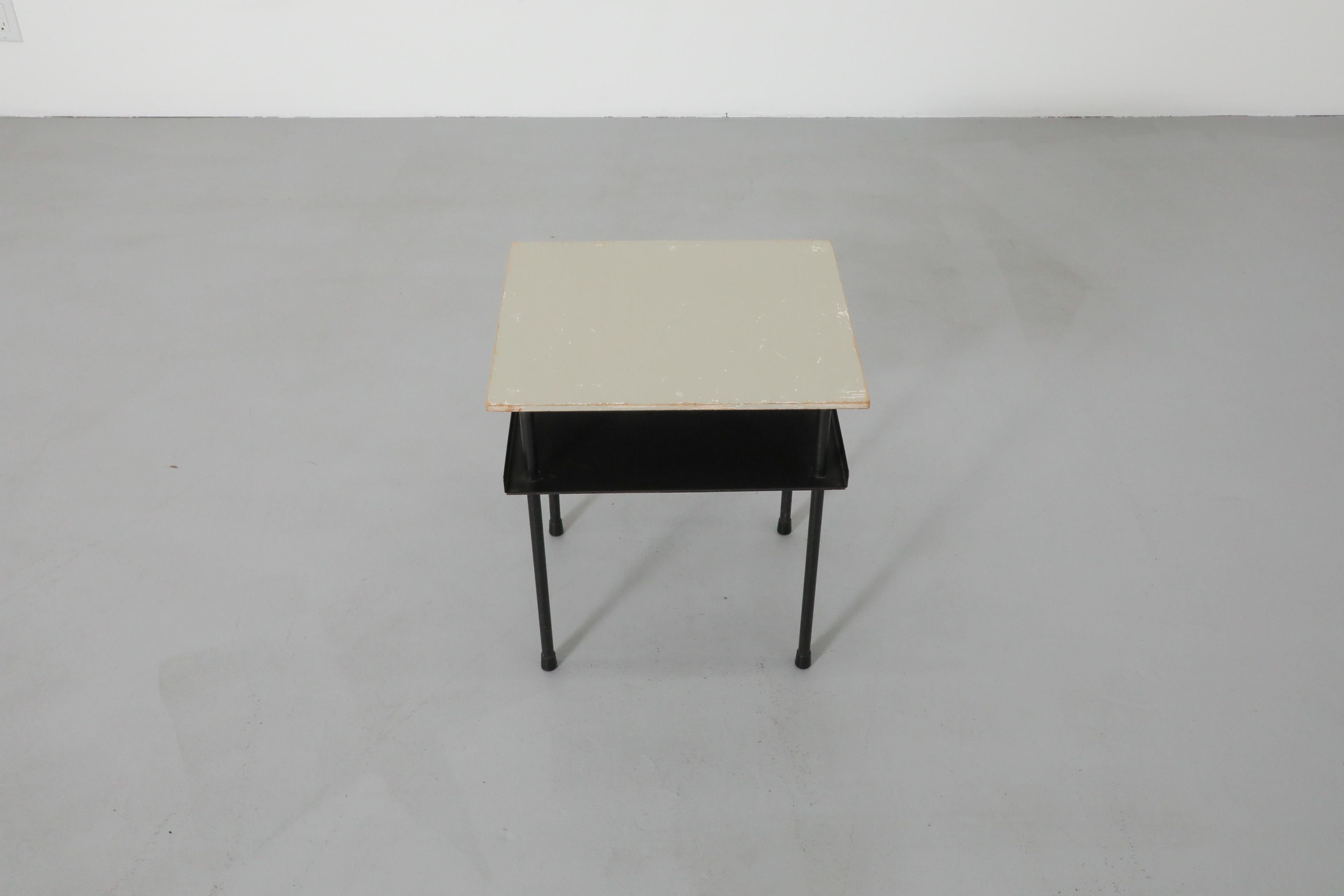 Original Bauhaus Stil Wim Rietveld Beistelltisch oder Night Stand (Metall) im Angebot