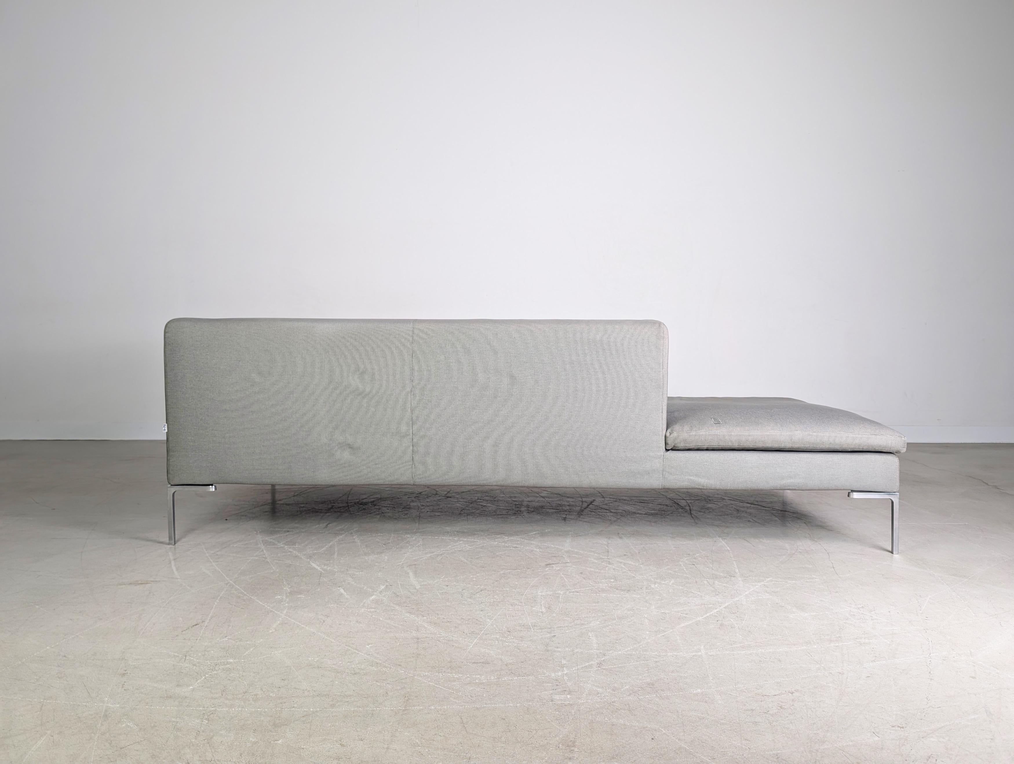 Ti offriamo una splendida Chaiselongue dell'azienda di tradizioni italiane B&B Italia. Das Möbel besticht durant la sua forma semplice, elegante e minimalista ed è ideale anche come divano a due piazze.

Zustand: Mäßiger Zustand mit teilweise