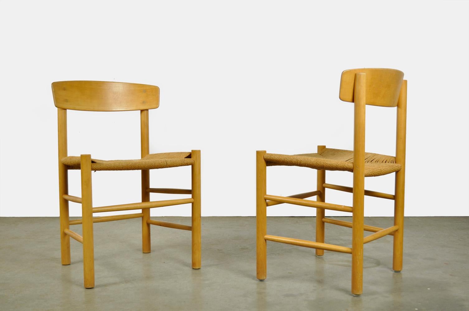 Set of 2 beech dining table chairs, model J39, designed by Borge Mogensen and produced by F.D.B. in Denmark 1970s.

“The peoples chair” has a beautiful oak frame and papercord (rope) seats. The seats are original.