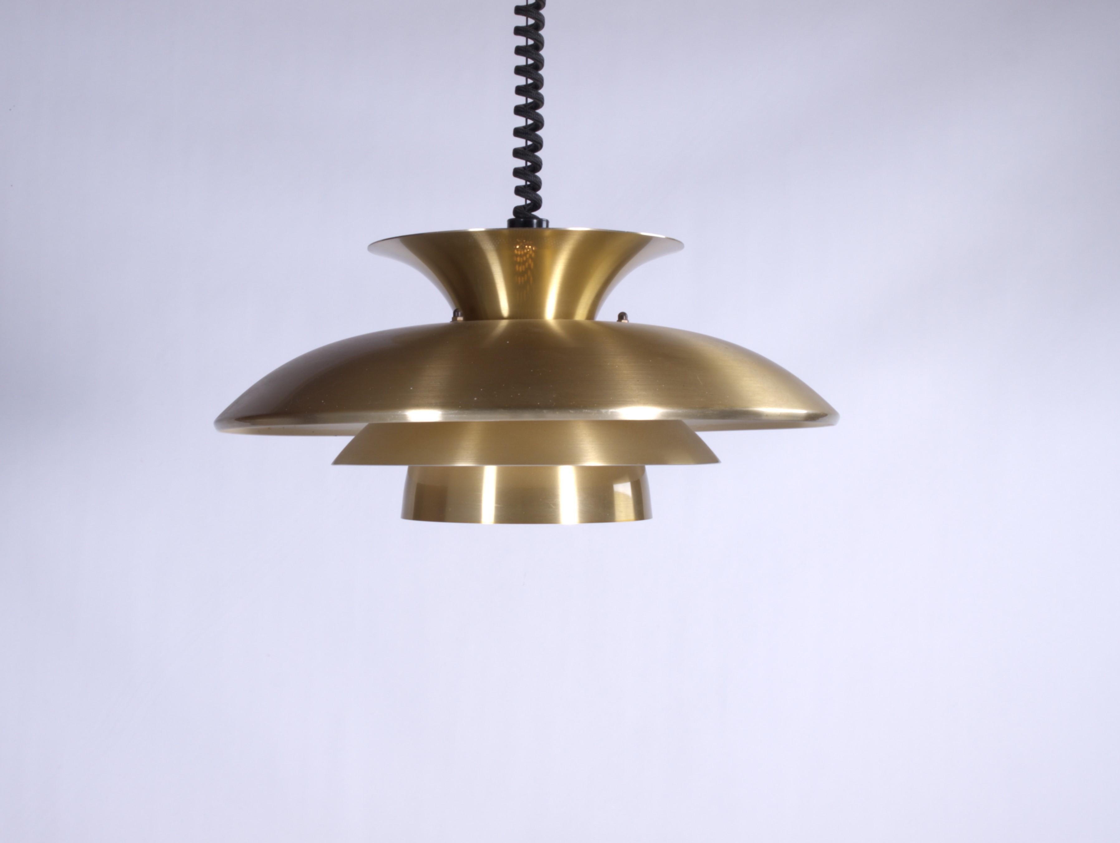 Introducing the Belux Aida pendant lamp in brass-colored shades with white interiors, reminiscent of the iconic PH lamps by Louis Poulsen. This Danish vintage lamp from the 1970s is in excellent condition, with no dents or deformations.

With a