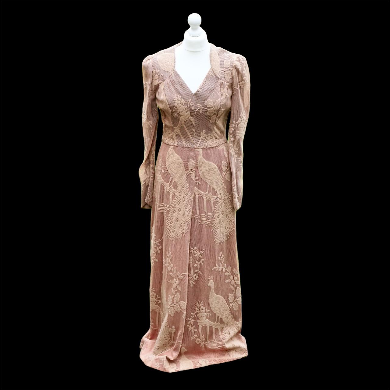 BIBA Robe longue en maille beige rose avec broderie de paon, années 1970 en vente 6