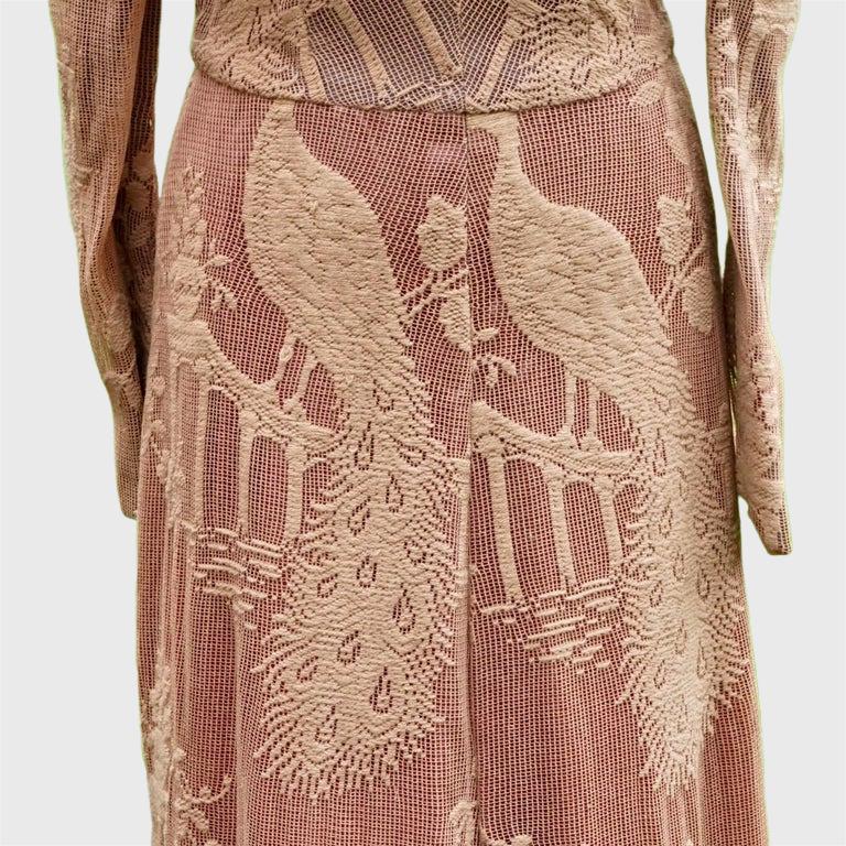 BIBA Robe longue en maille beige rose avec broderie de paon, années 1970 Bon état - En vente à London, GB