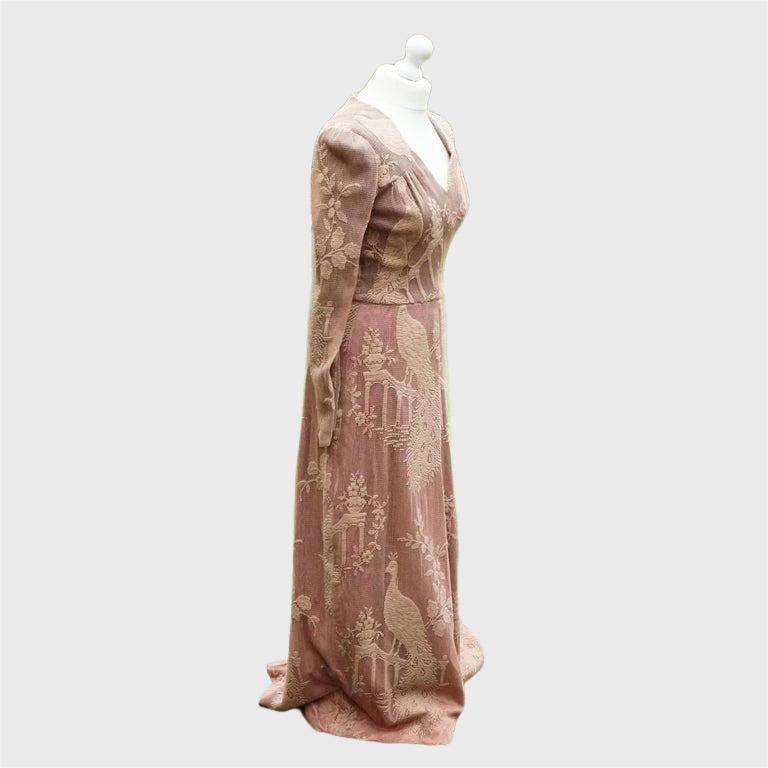 BIBA Robe longue en maille beige rose avec broderie de paon, années 1970 Unisexe en vente