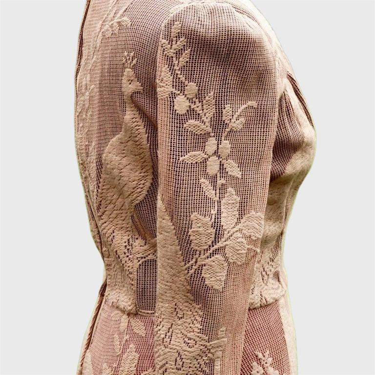 BIBA Robe longue en maille beige rose avec broderie de paon, années 1970 en vente 1