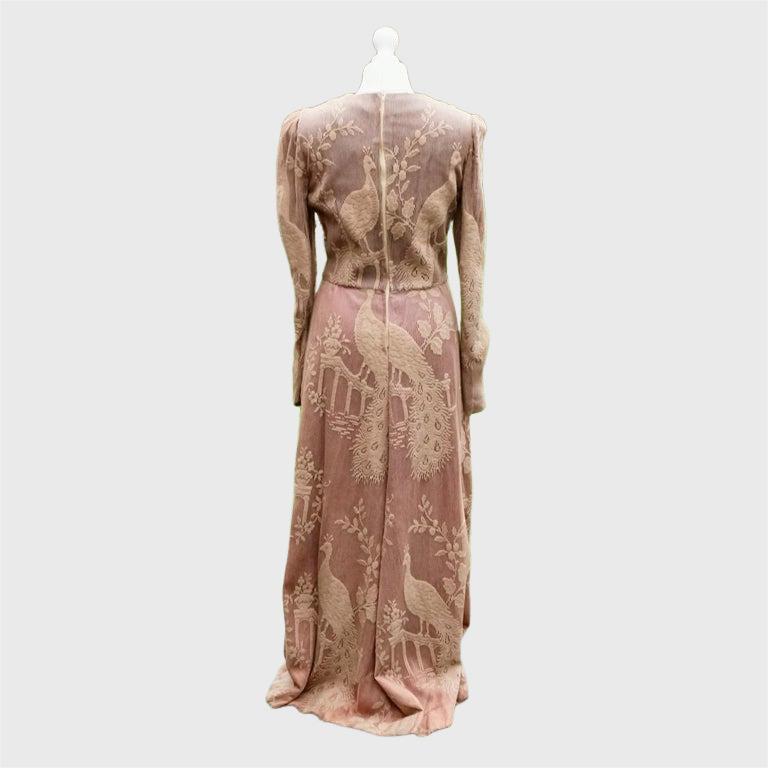 BIBA Robe longue en maille beige rose avec broderie de paon, années 1970 en vente 2