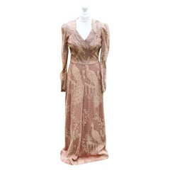 BIBA Robe longue en maille beige rose avec broderie de paon, années 1970