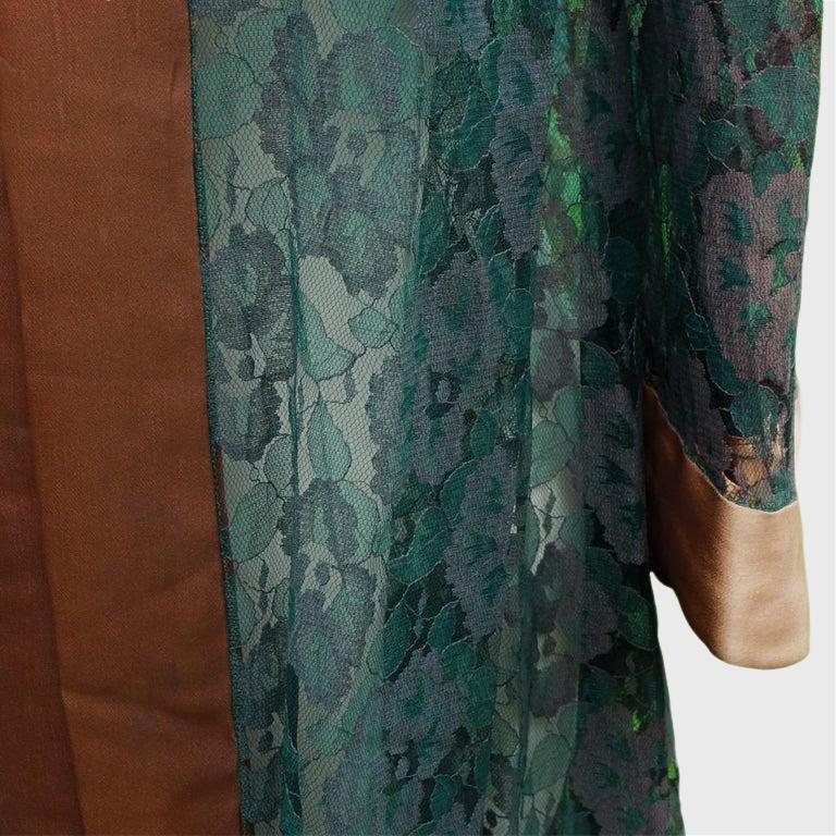 Original BIBA Blaugrüner Blumen-Spitzen-Bademantel mit pfirsichfarbenem Satinbesatz 1970er Jahre im Zustand „Gut“ im Angebot in London, GB