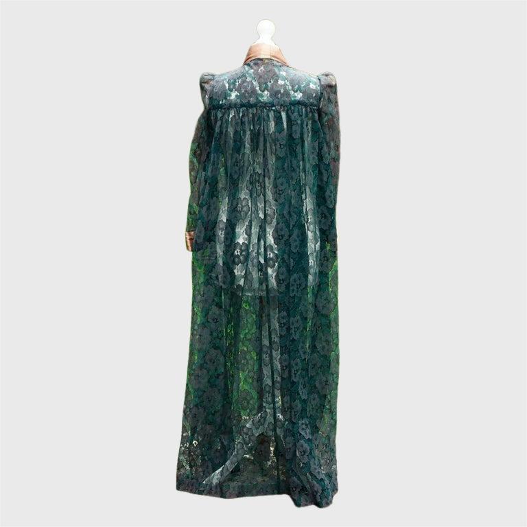 Original BIBA Blaugrüner Blumen-Spitzen-Bademantel mit pfirsichfarbenem Satinbesatz 1970er Jahre im Angebot 1