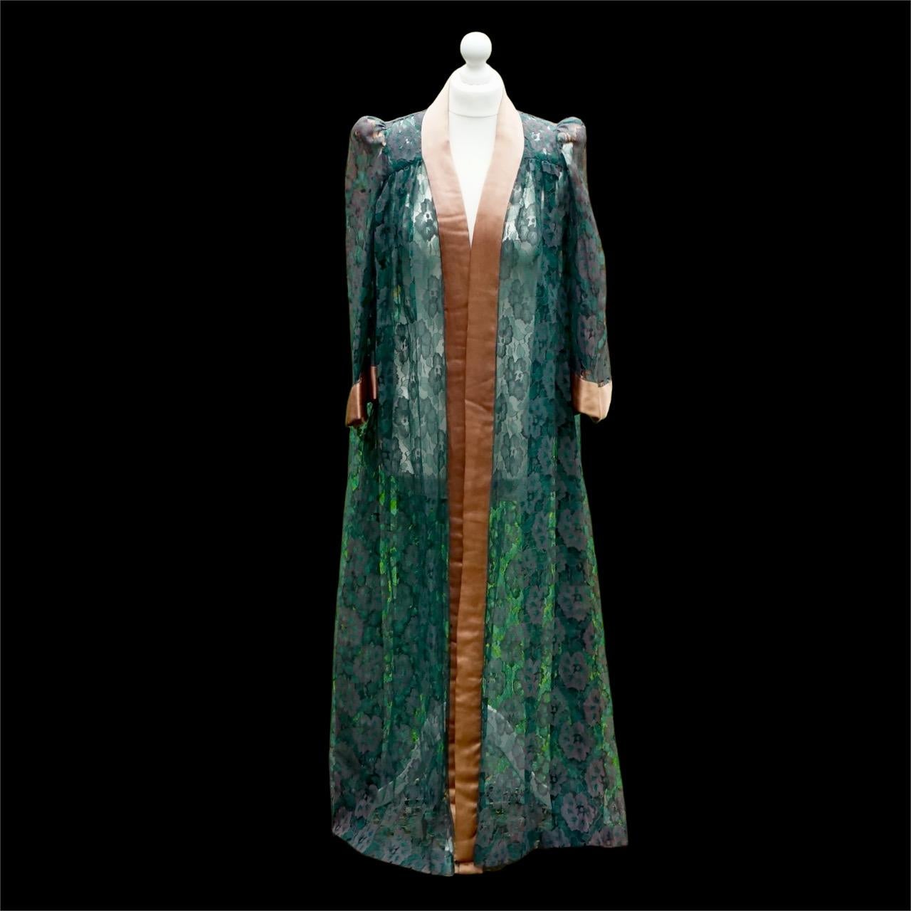 Original BIBA Blaugrüner Blumen-Spitzen-Bademantel mit pfirsichfarbenem Satinbesatz 1970er Jahre im Angebot 3