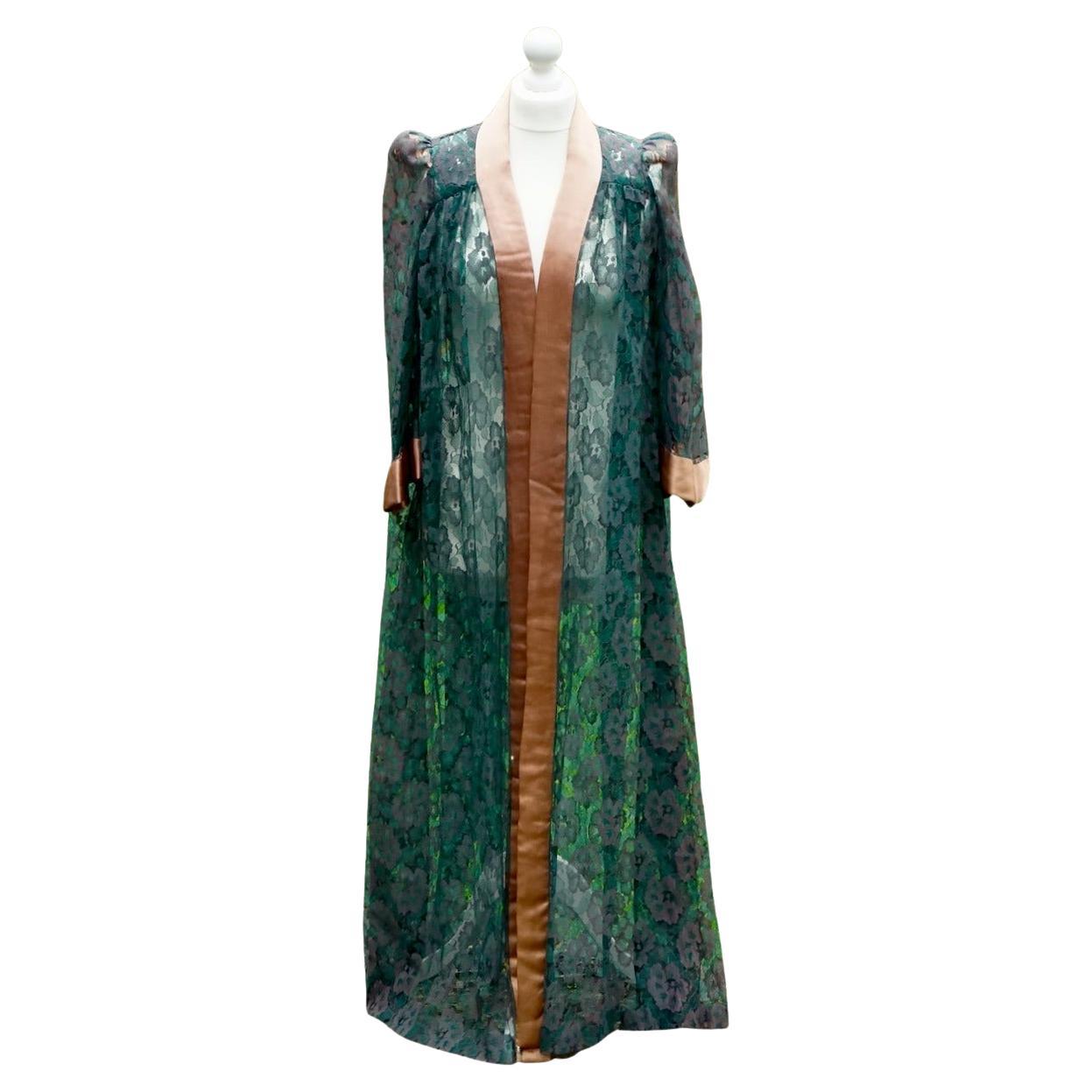 Original BIBA Blaugrüner Blumen-Spitzen-Bademantel mit pfirsichfarbenem Satinbesatz 1970er Jahre im Angebot