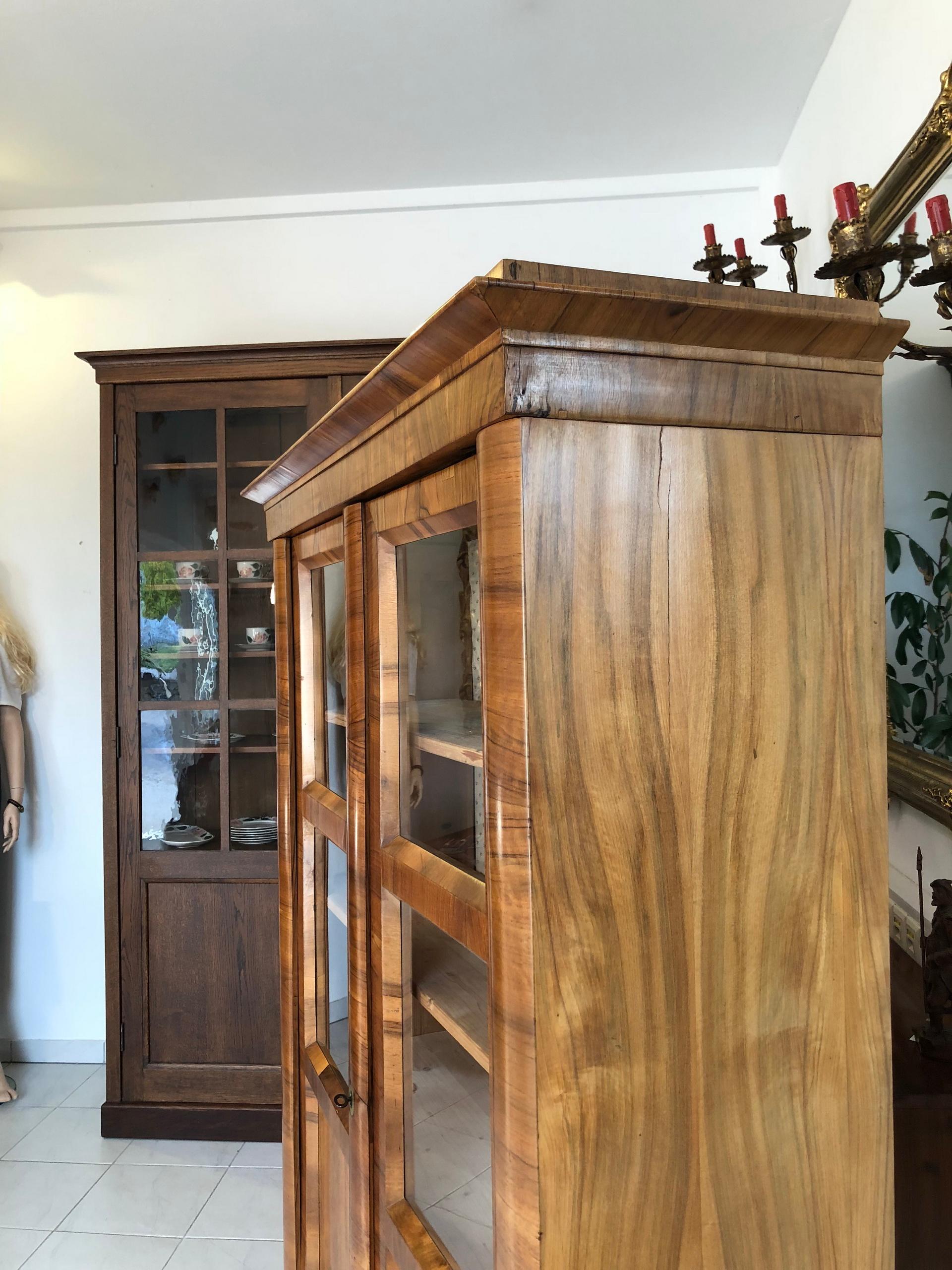 Here we offer you an original Biedermeier showcase
glass cabinet or book case from the period, circa 1845.
This glass cabinet is in an original very nice condition.
The original lock and the key are in working order.
The front of this bookcase