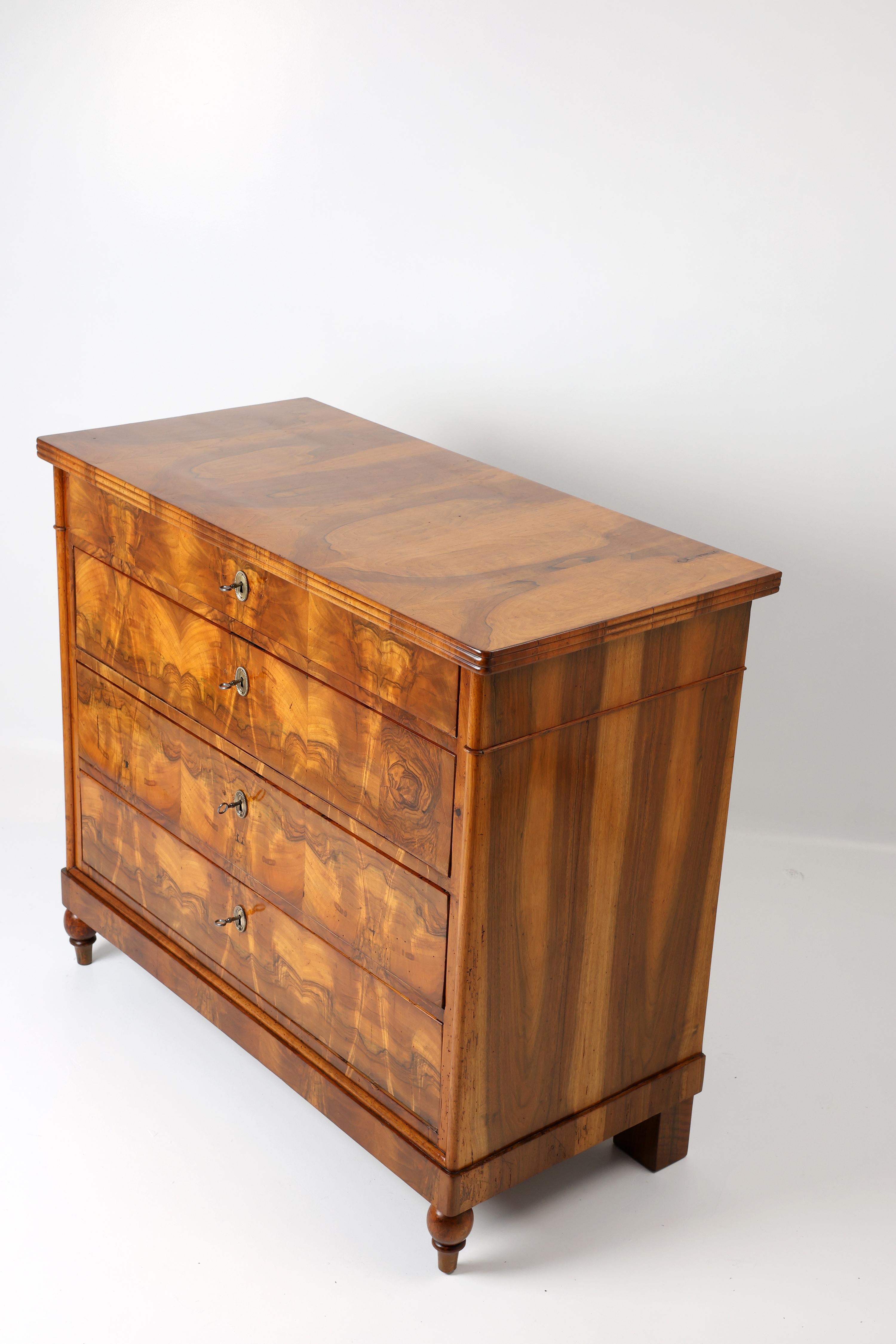 Noce Cassettiera Biedermeier originale con piano a doppio specchio, XIX secolo in vendita