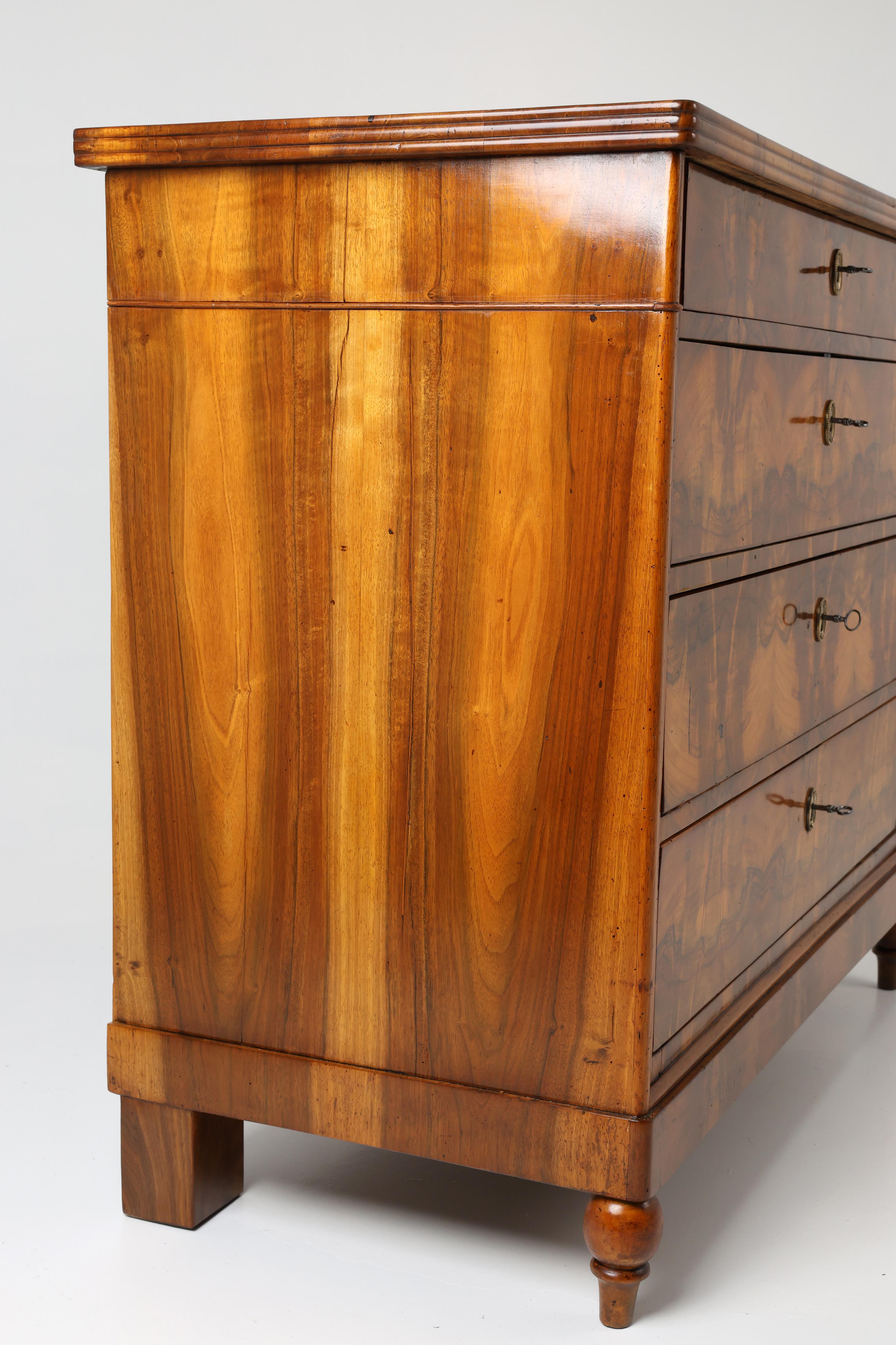 Cassettiera Biedermeier originale con piano a doppio specchio, XIX secolo in vendita 1