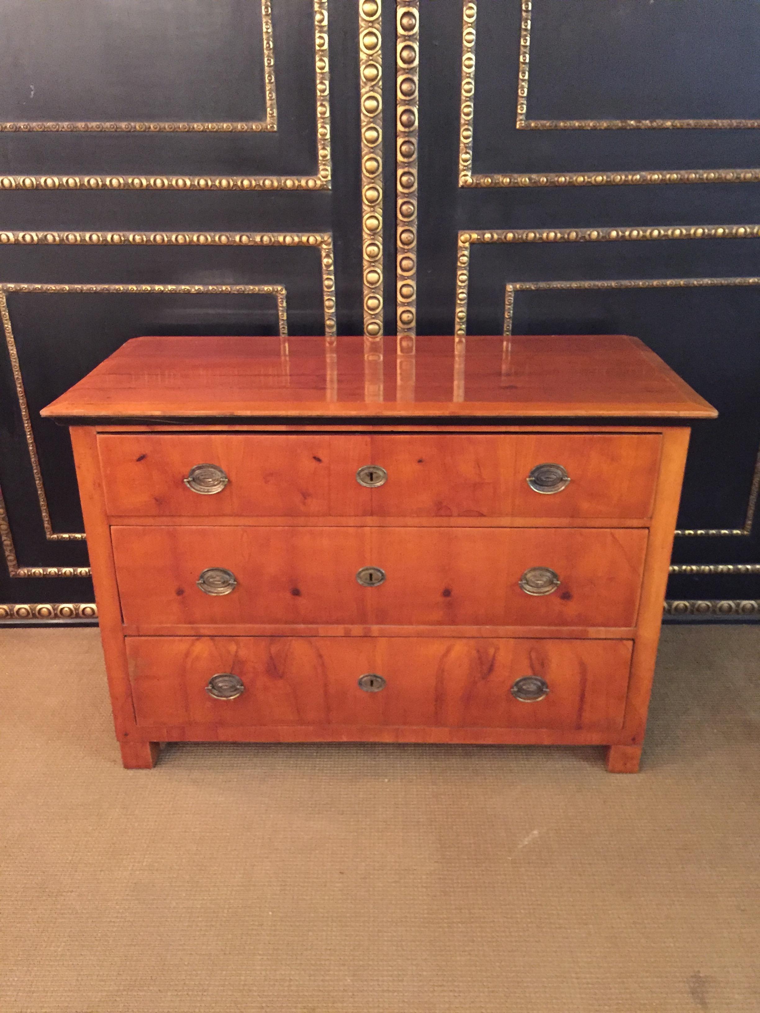 South German Biedermeier chest of drawers, circa 1820

Cherrywood tree drawers on solid softwood,
 Decorative original fittings and locks.



Excellent warm patina, grown over decades. Age-related signs of use.

Comes from a Berlin estate. For the