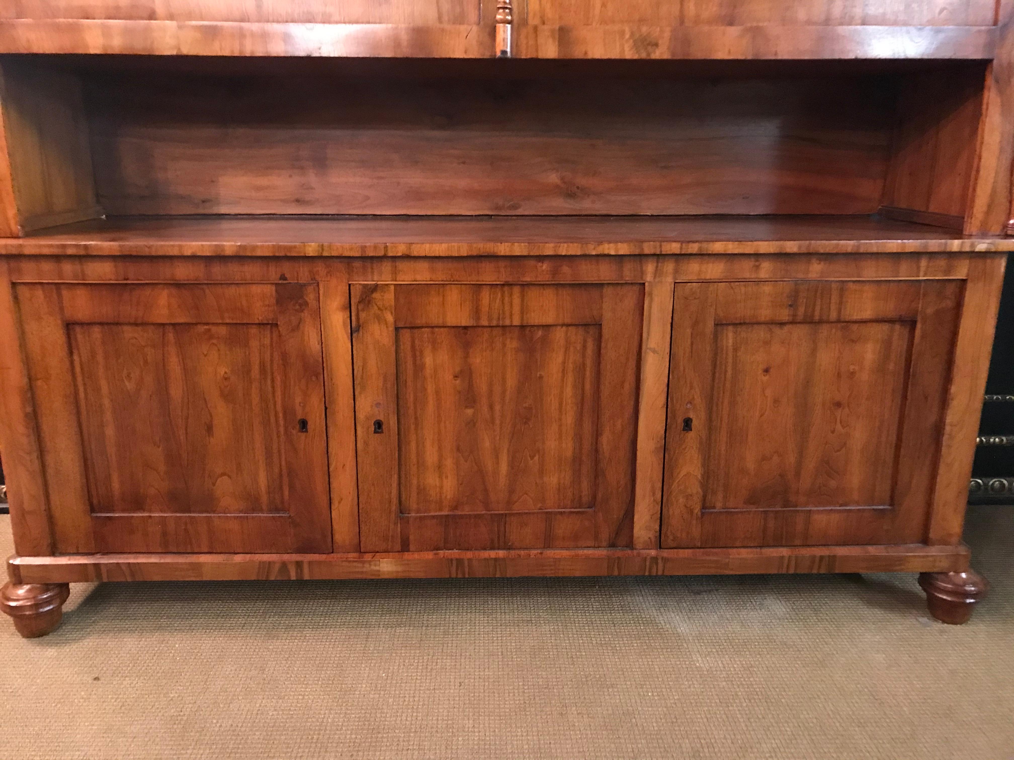 Original Biedermeier Library circa 1840 in Light Walnut Top Condition In Good Condition In Berlin, DE