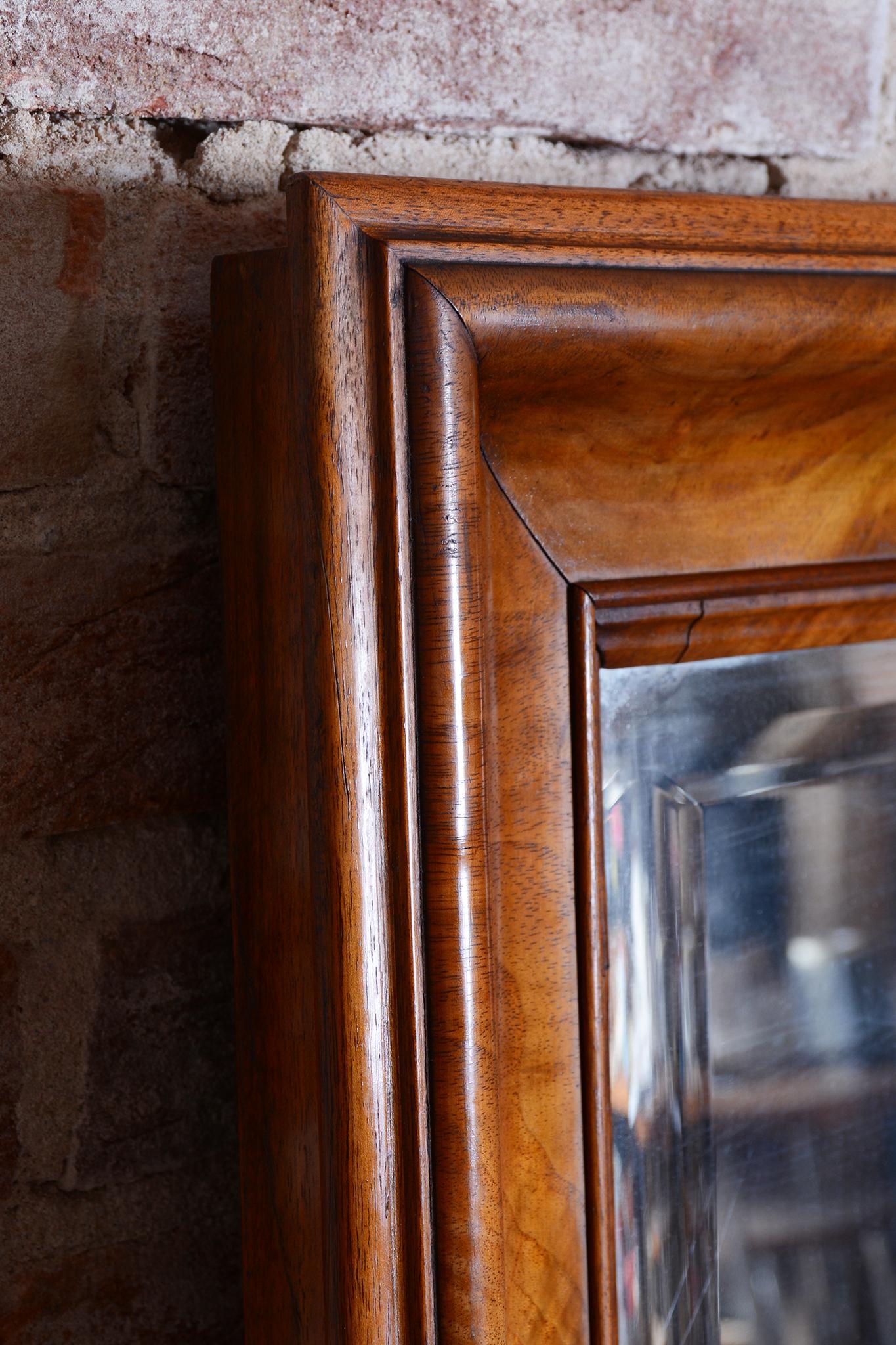 Milieu du XIXe siècle Miroir Biedermeier original, noyer, Revive polonais, tchèque, années 1830 en vente