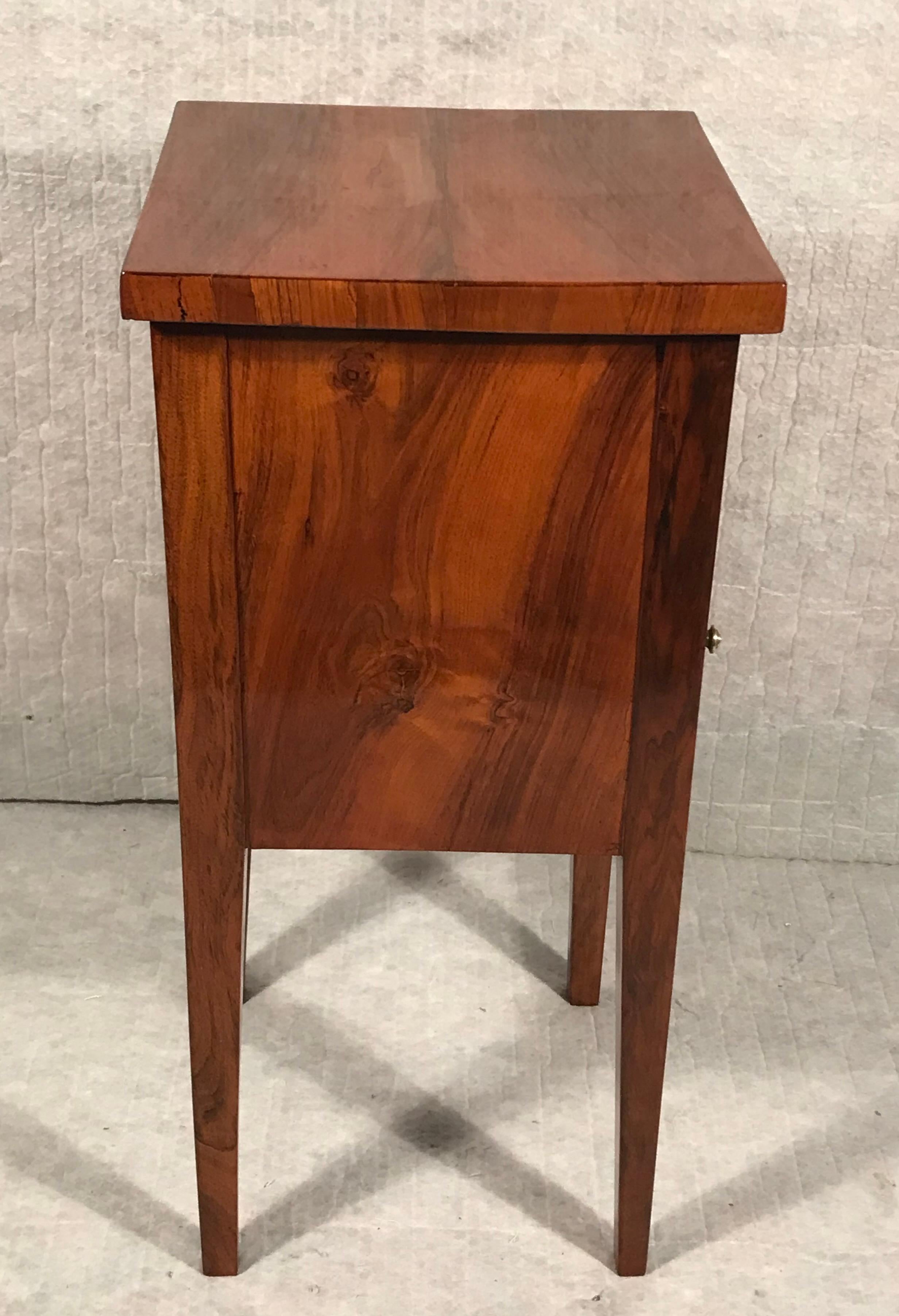 Original Biedermeier Night Stand, Süddeutschland 1820, Nussbaum (Walnuss)
