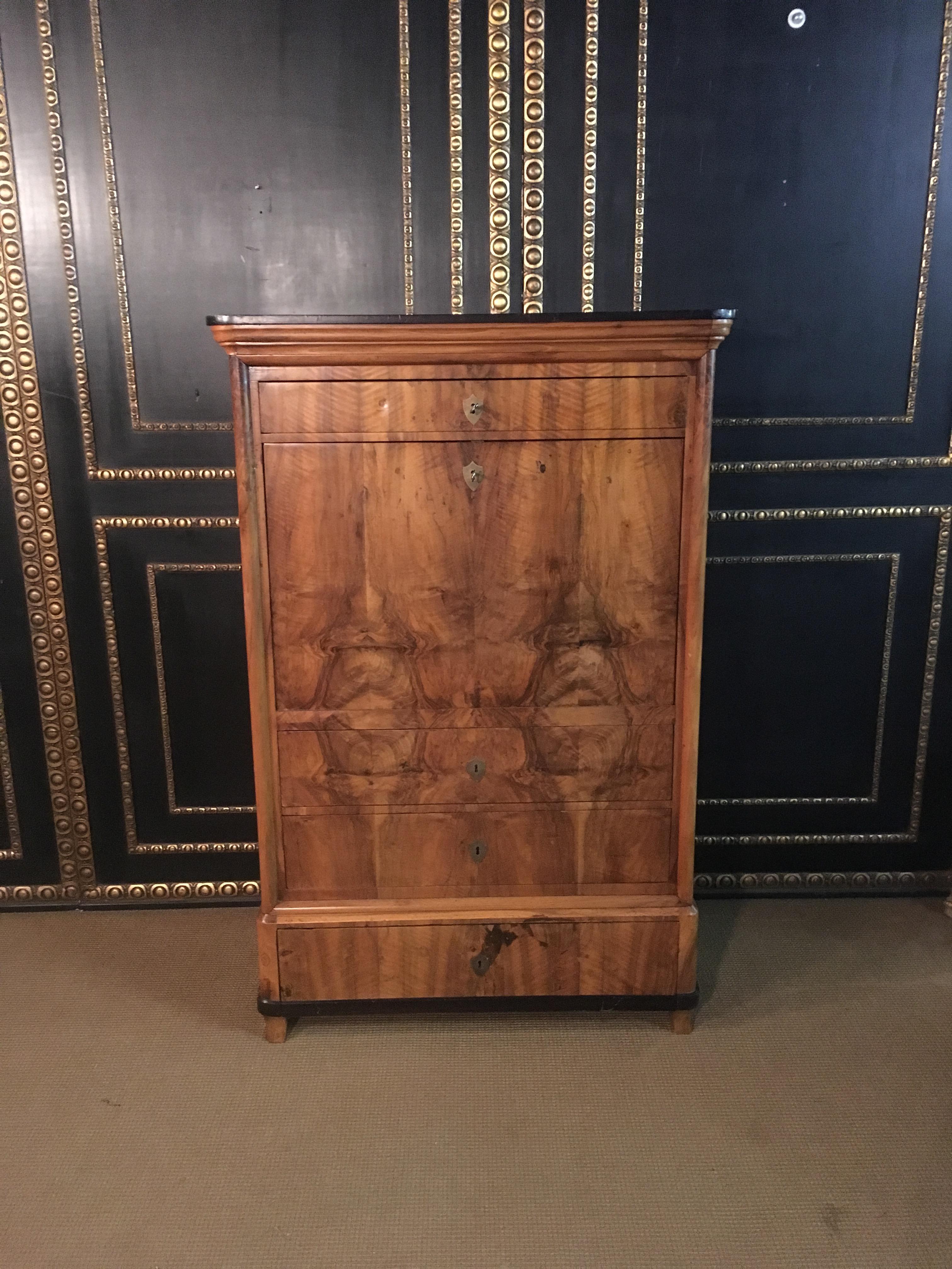Beautiful walnut root veneer.
Above a drawer,
Below the plate 3 drawers.
Behind the writing area are also several drawers.
The writing surface was blackened.
The upper shelf was also made black.
