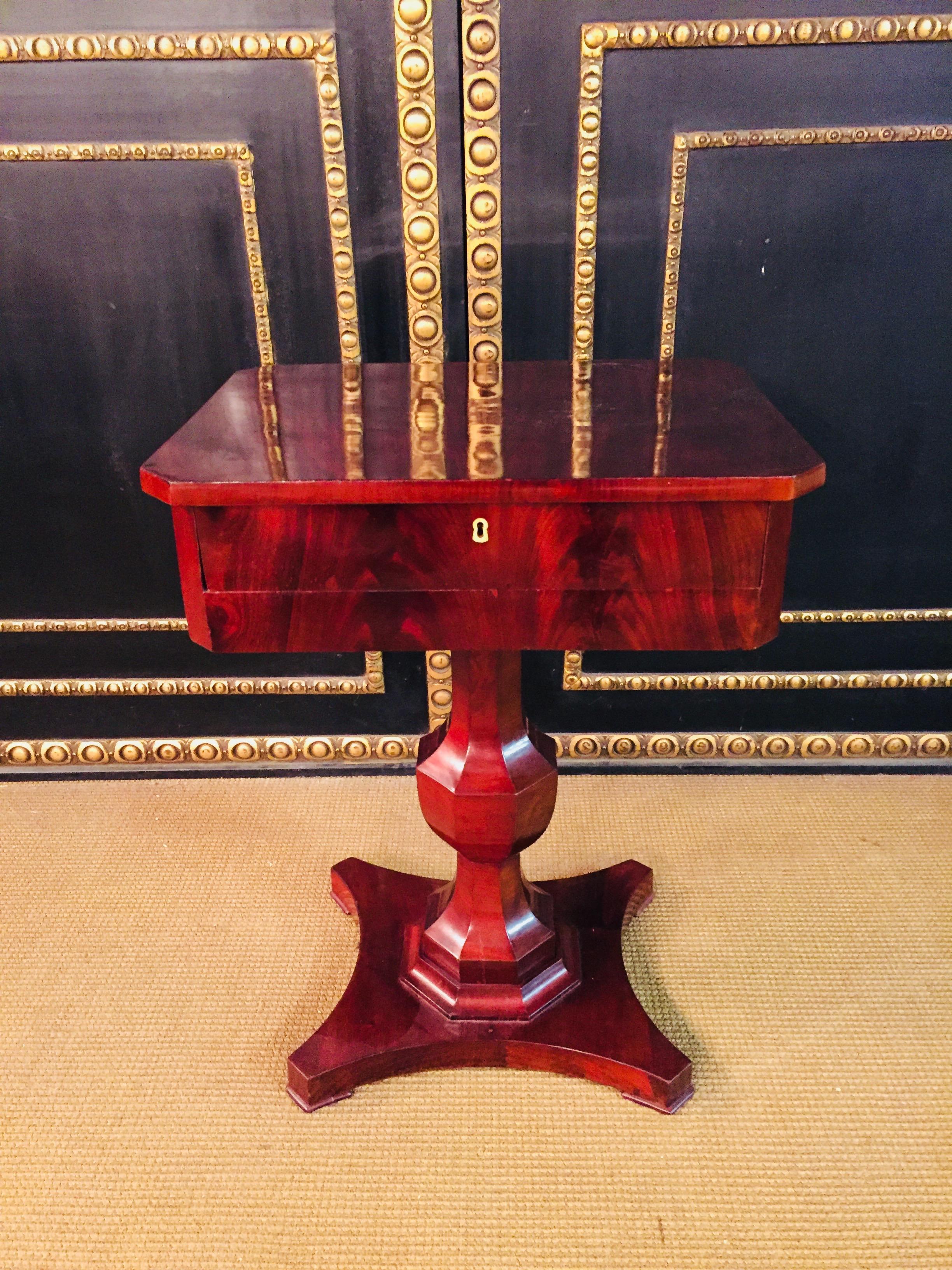 Original Biedermeier Sewing Table Mahogany, circa 1825 In Good Condition For Sale In Berlin, DE