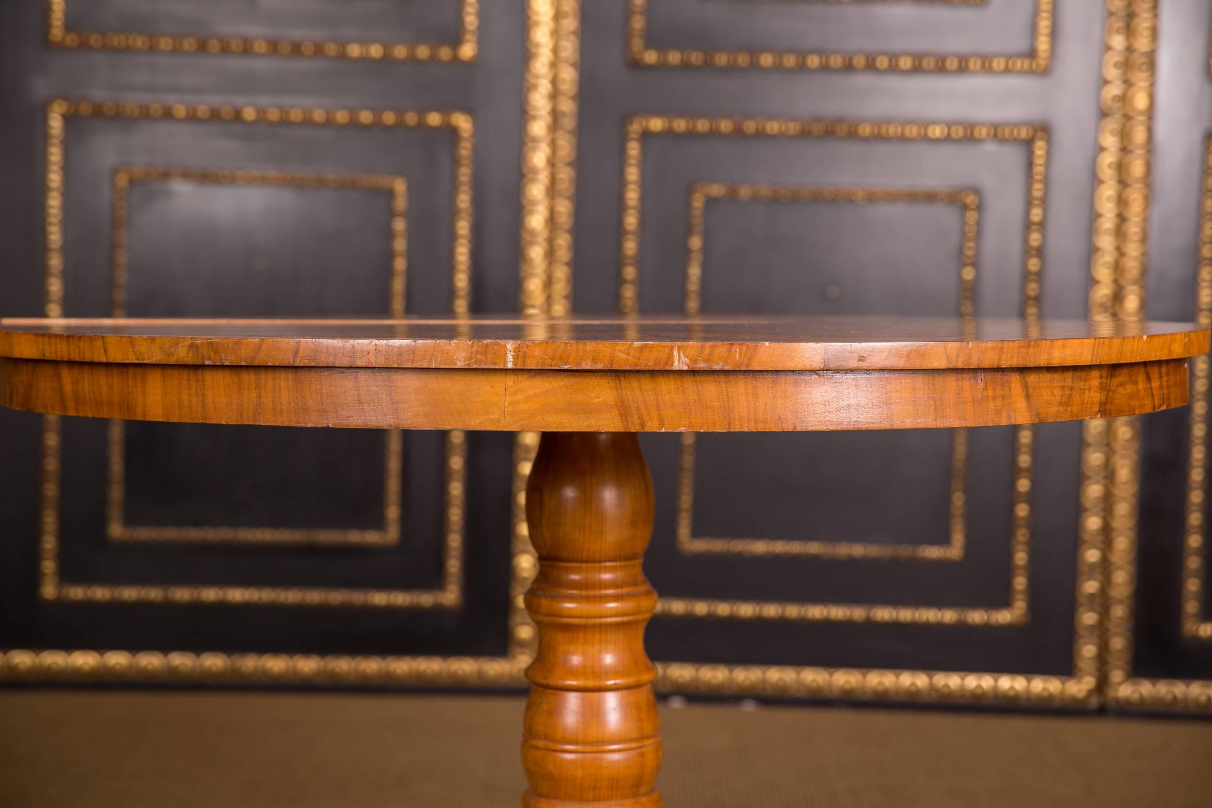 Original antique Biedermeier Table circa 1835 Walnut with walnut Root Veneer In Good Condition In Berlin, DE