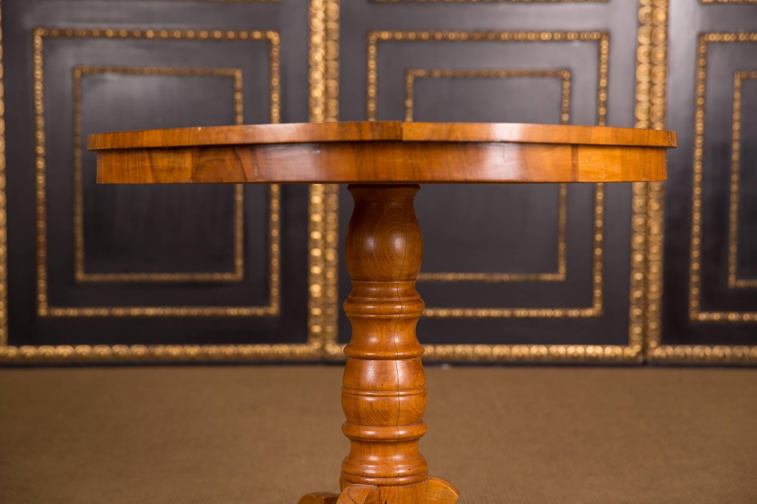 Original antique Biedermeier Table circa 1835 Walnut with walnut Root Veneer 4