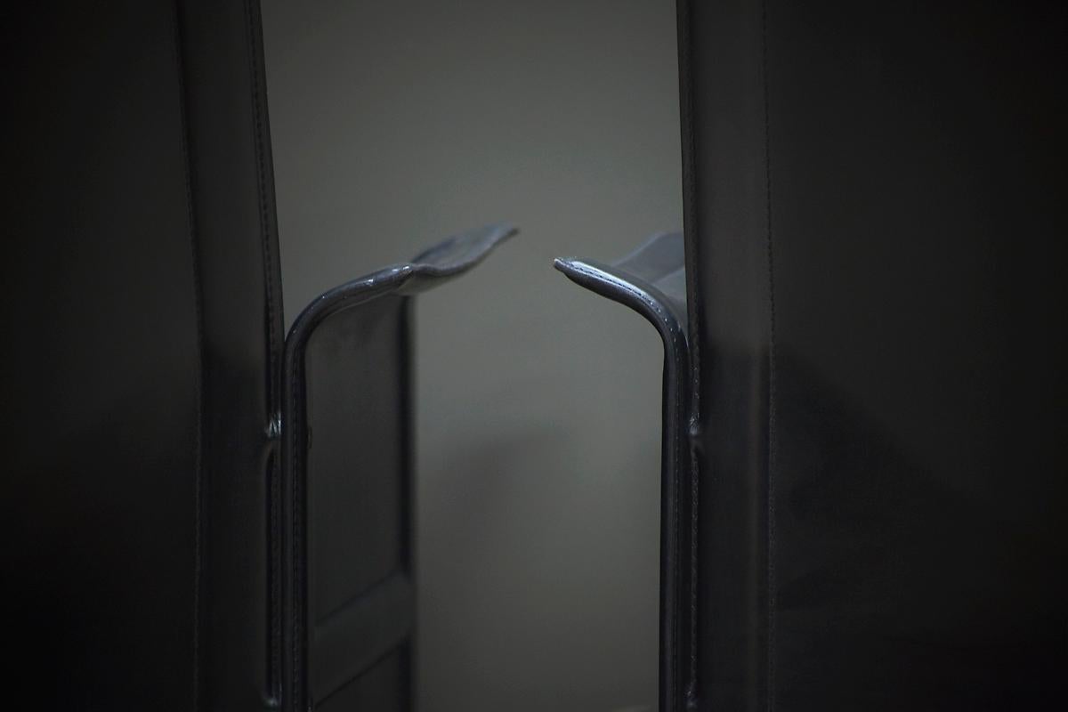 Original Black Leather Dining Chair by Tito Agnoli for Matteo Grassi For Sale 6