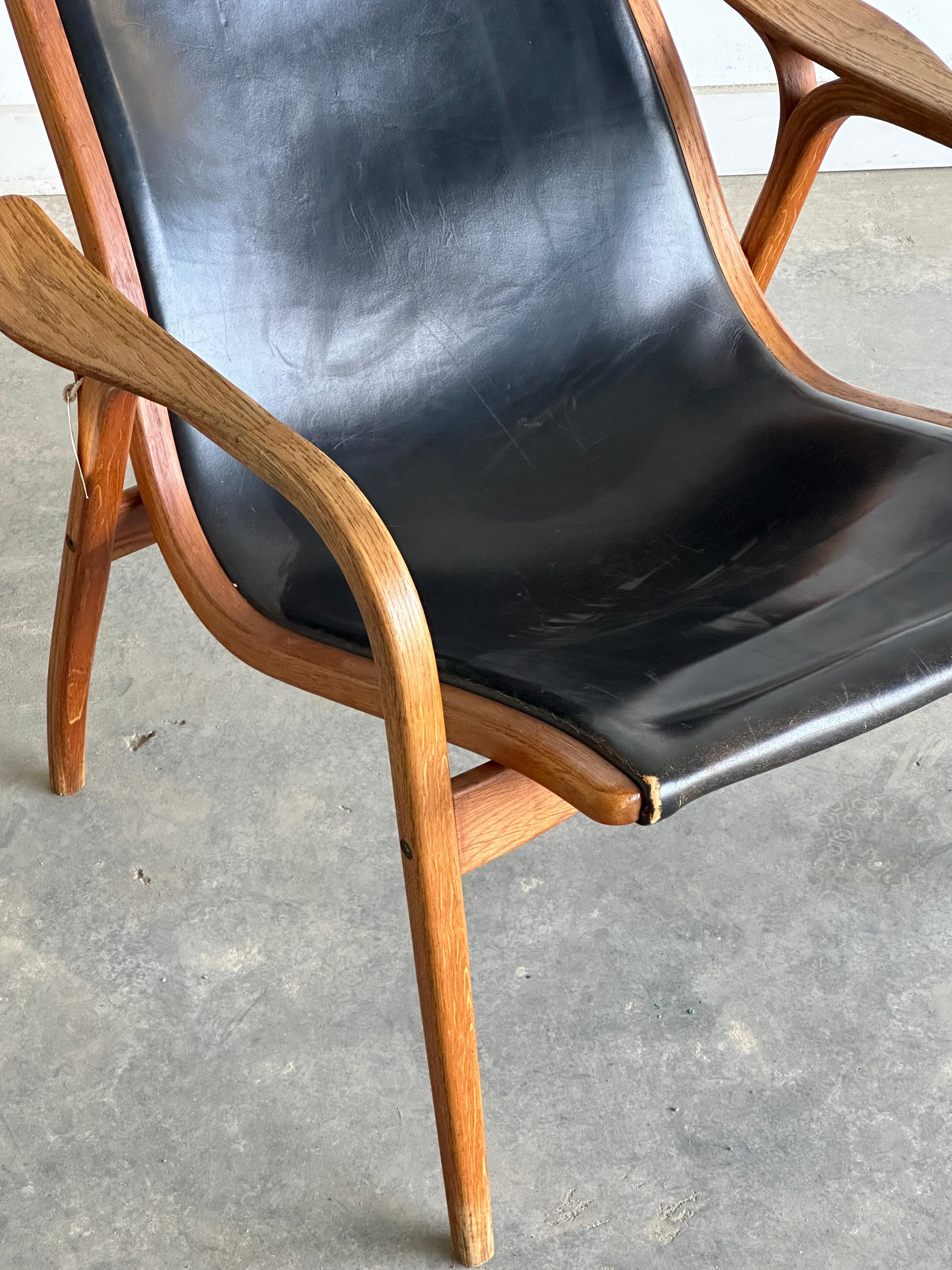 Original black leather Lamino lounge chair by Yngve Ekström for Swedese In Distressed Condition For Sale In Kleinburg, ON