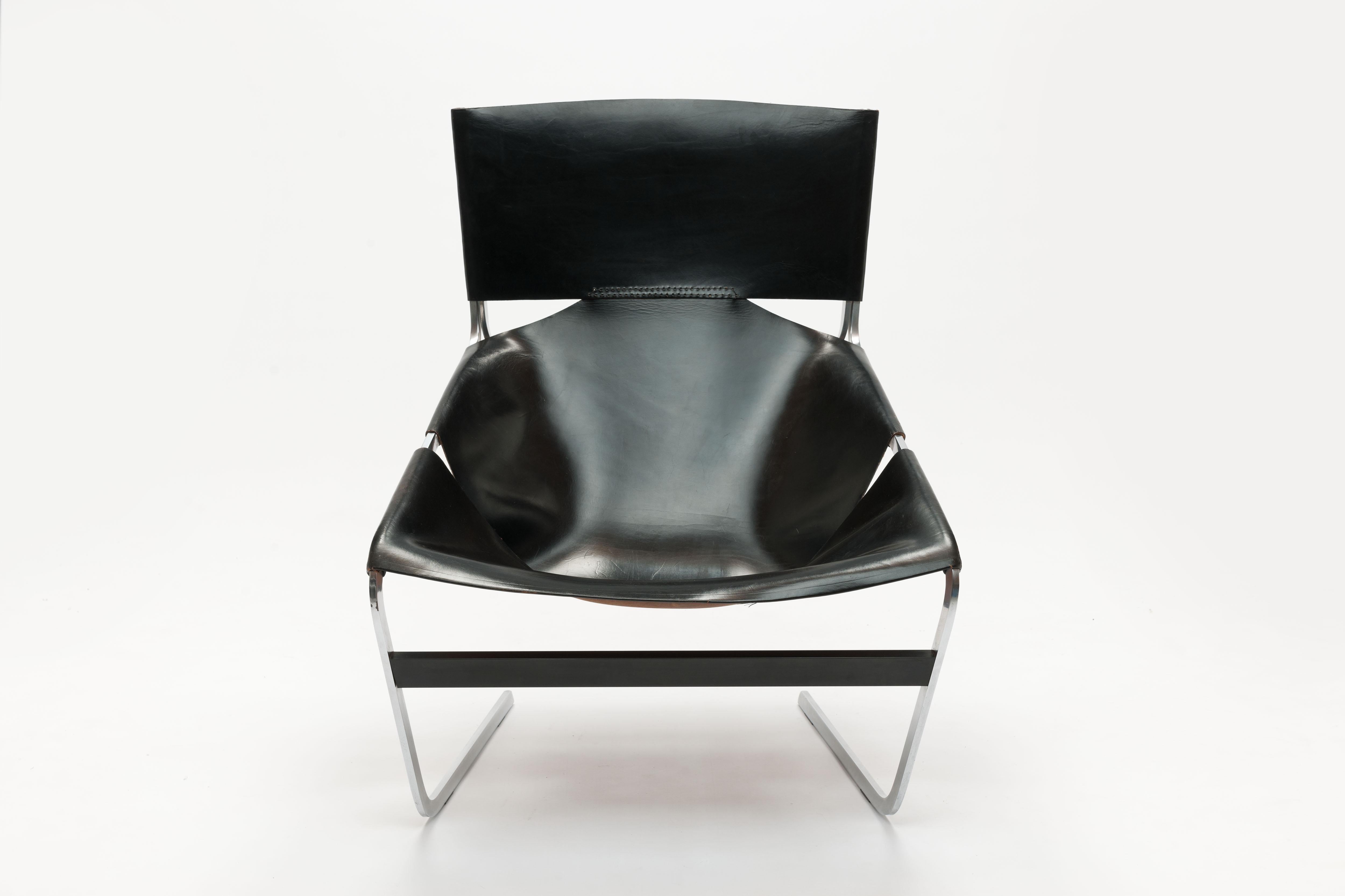 Iconic Pierre Paulin F-444 easy chair in original black saddle leather with cantilevered chrome-plated frame. The chair has an angled open seat that features a floating seat and is visually exceptionally stunning.
Designed in 1962 by Pierre Paulin