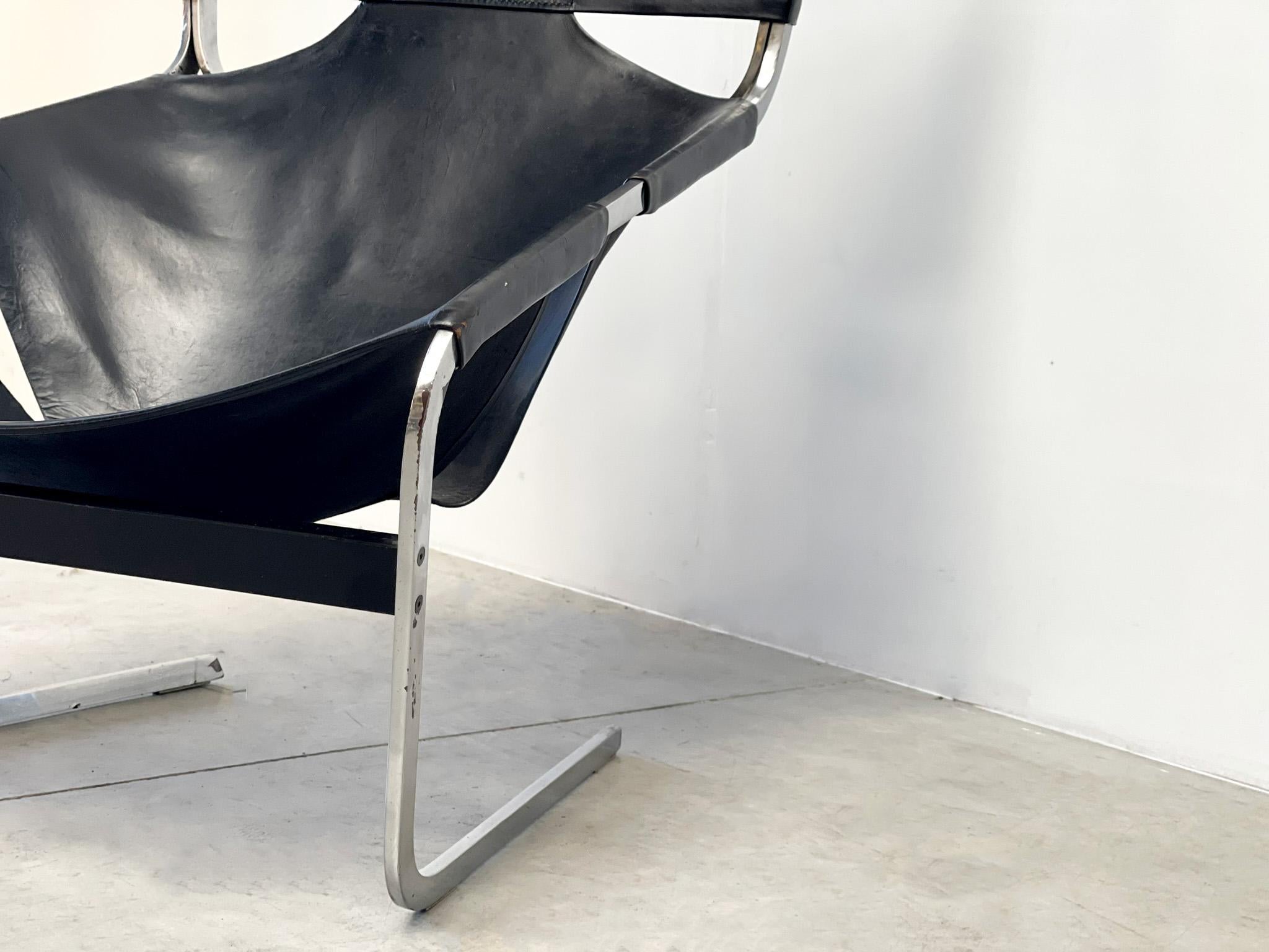 Original Black Leather Pierre Paulin F444 Lounge Chair In Fair Condition In Nijlen, VAN