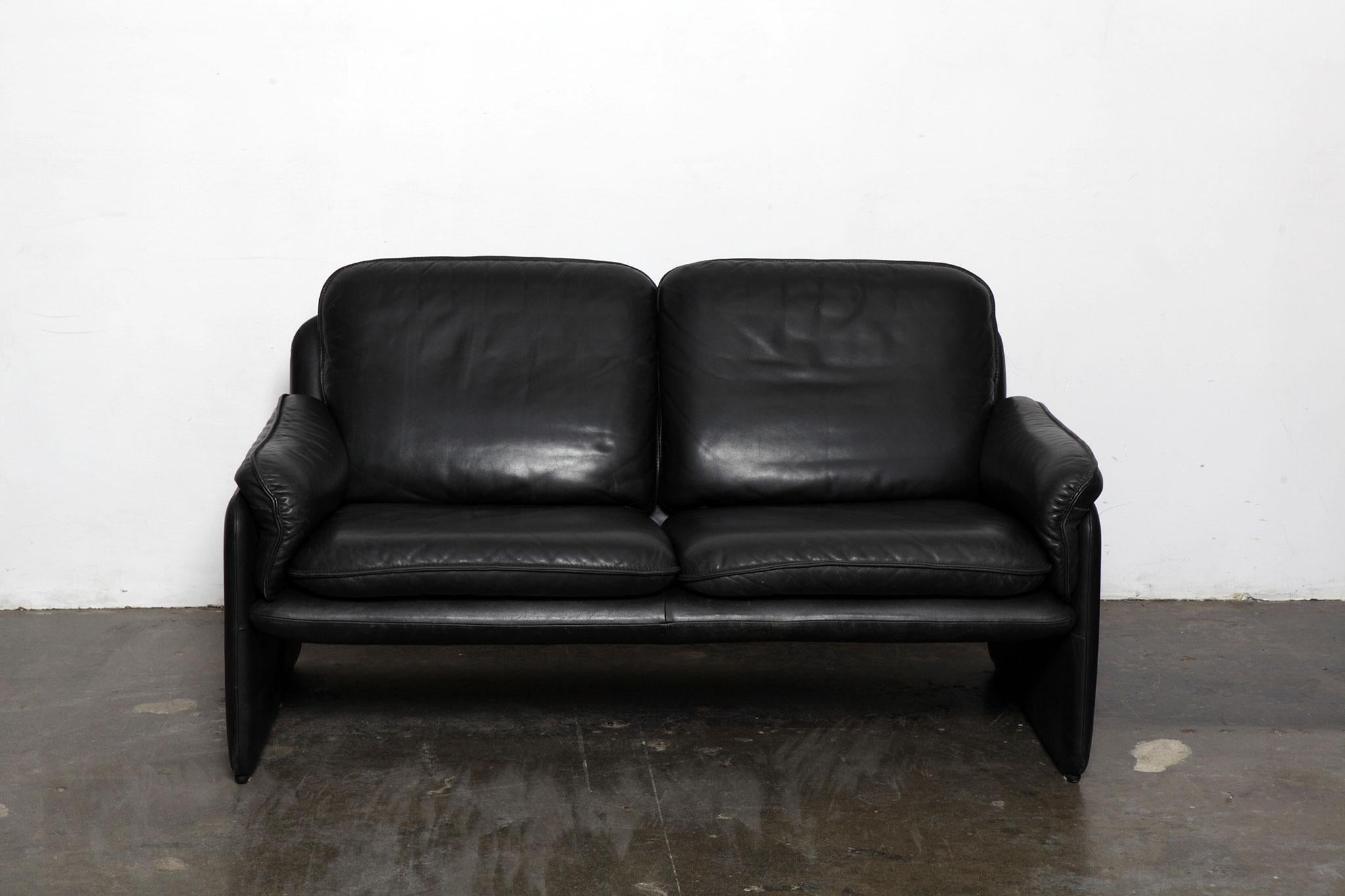 Original black leather recliner chair from De Sede, model 50, Switzerland. Leather shows wear/patina mainly in the lower parts of the sofa.