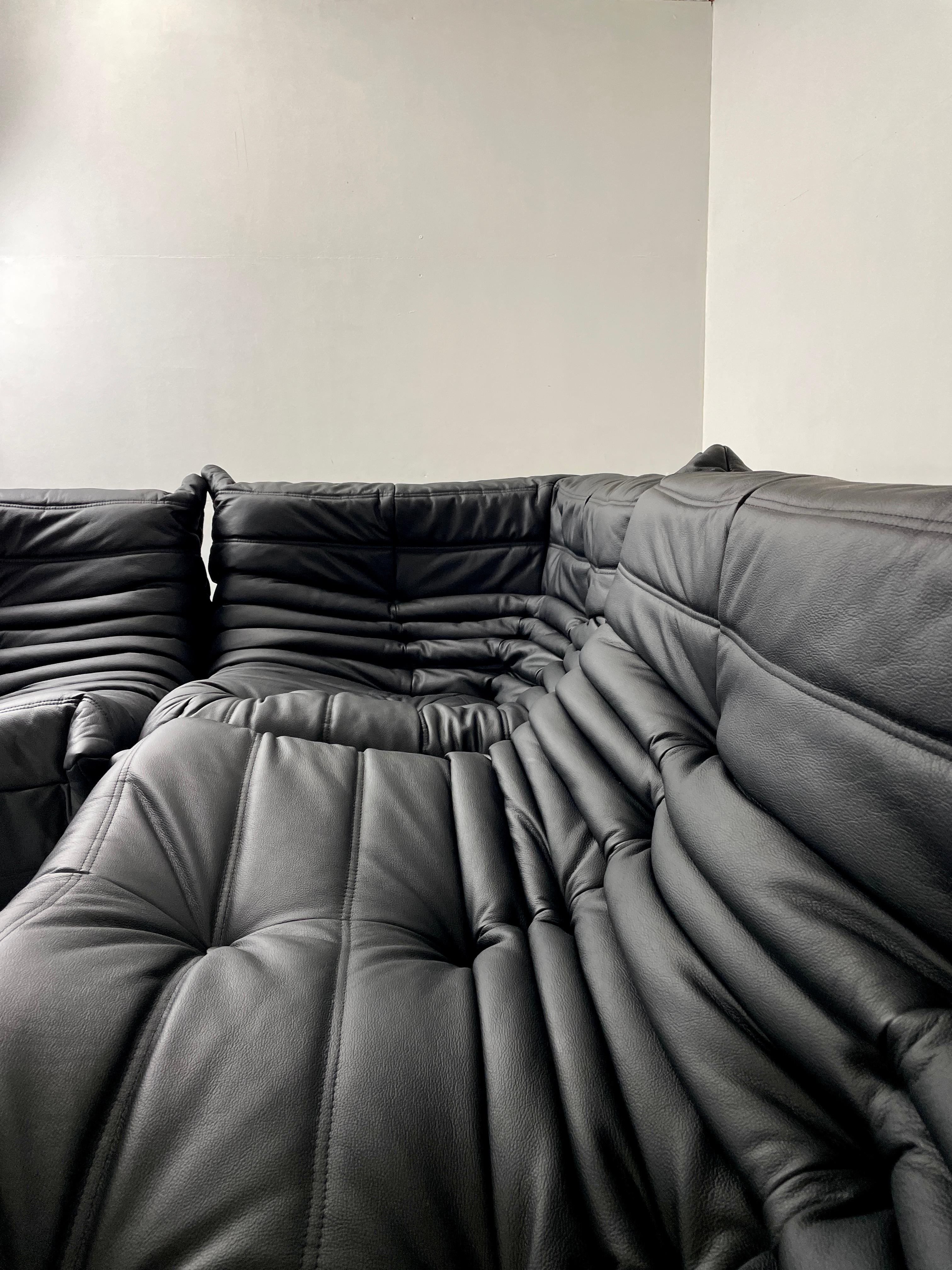 Original Sofá Togo de cuero negro 5 piezas de Michel Ducaroy para Ligne Roset Posmoderno